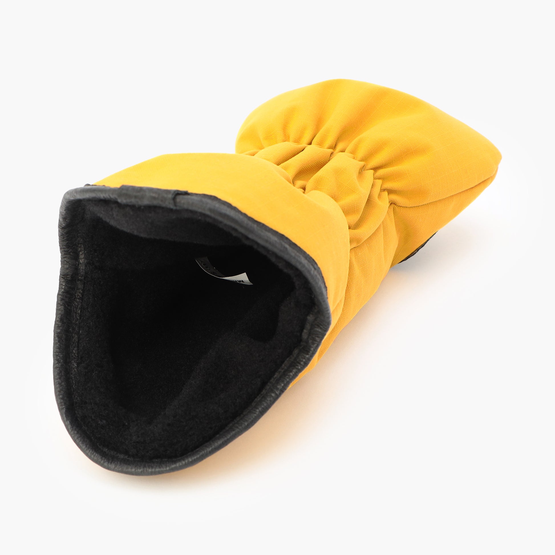 カバー内部にはボア素材を用いることで、クッション性を高め、クラブに傷がつきにくい構造に。