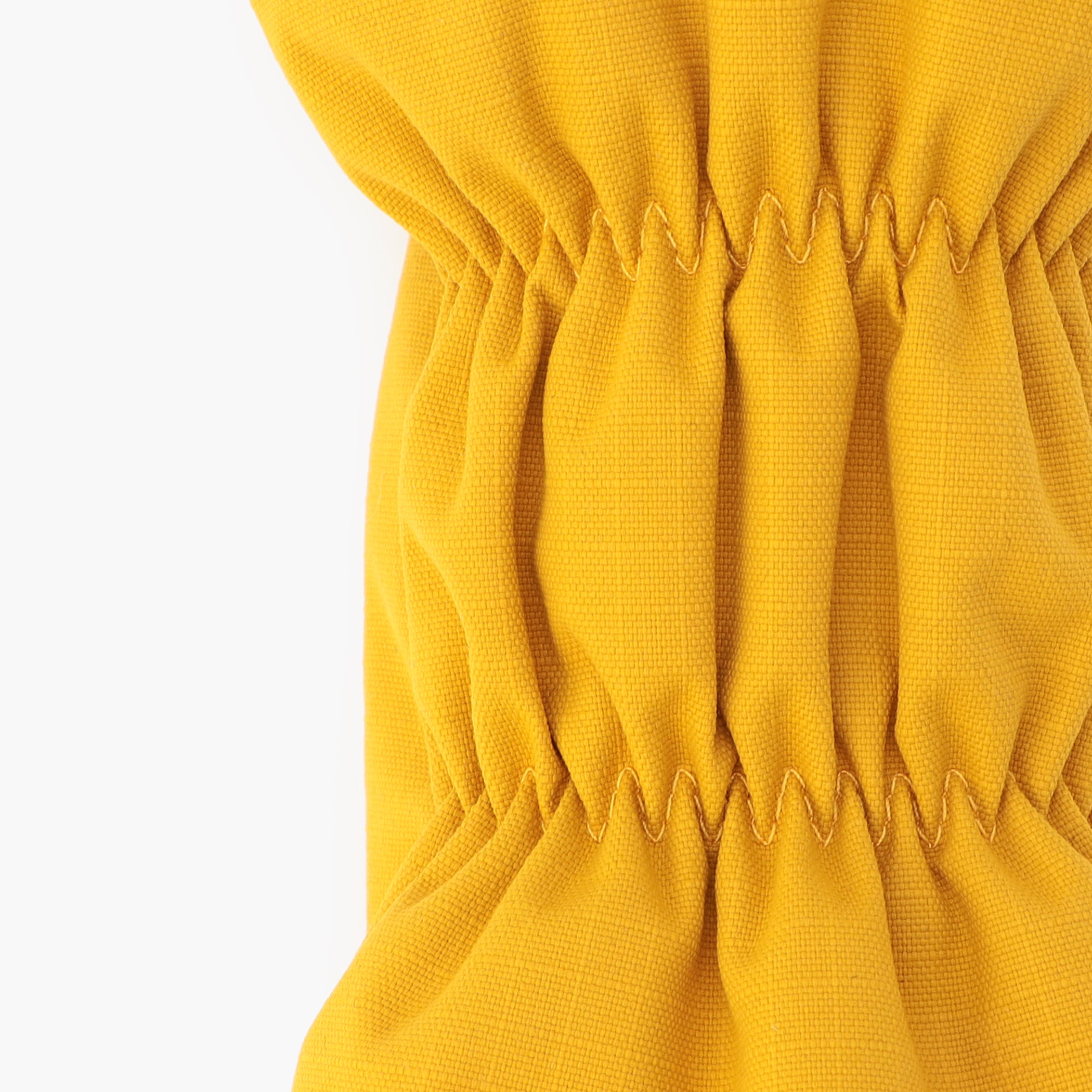 メインファブリックにはフルダル糸を用いた500D CORDURA（R）ナイロンのリップストップ素材を使用。