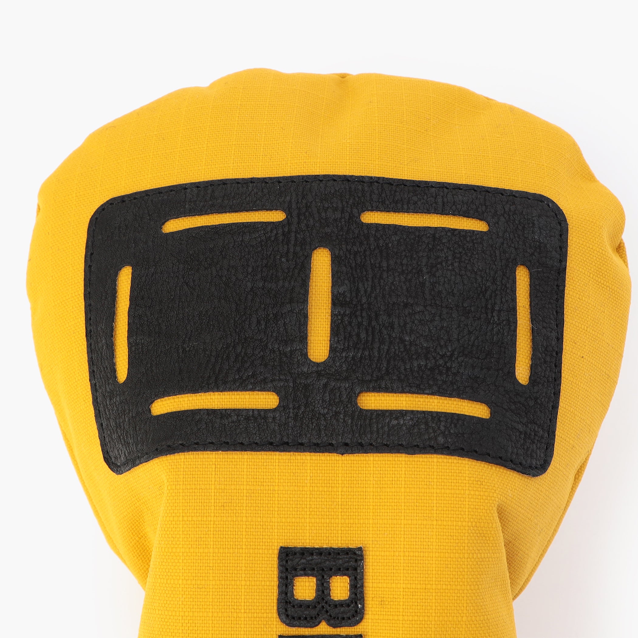 アクセントとして各所に配したレザーパッチには、ECCO LEATHER社製のレザーにDYNEEMA（R）を重ねたハイブリットレザーを使用。