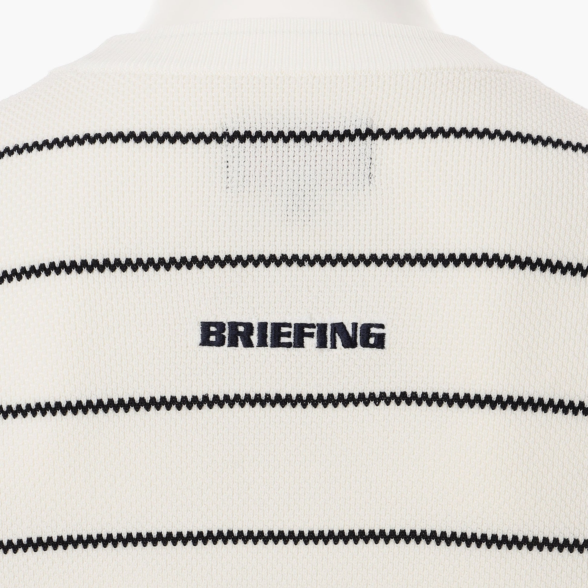 バックネックに配したBRIEFINGロゴがさりげないアクセントに。