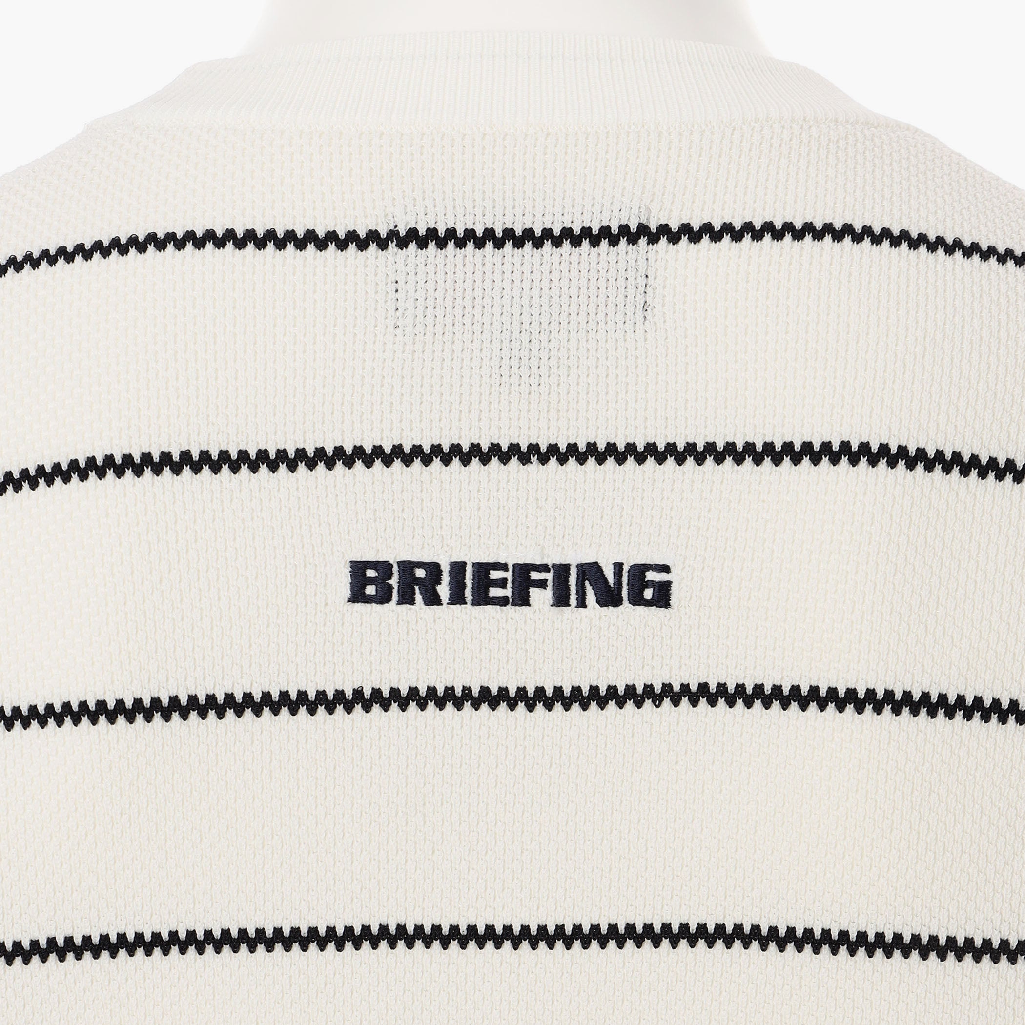 バックネックに配したBRIEFINGロゴがさりげないアクセントに。