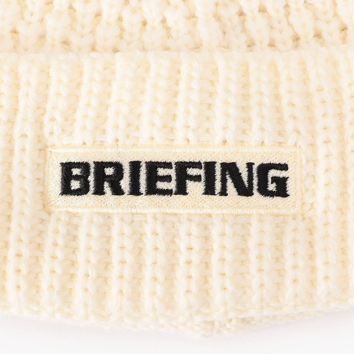 フロントを飾るクラシカルなBRIEFINGロゴパッチ。
