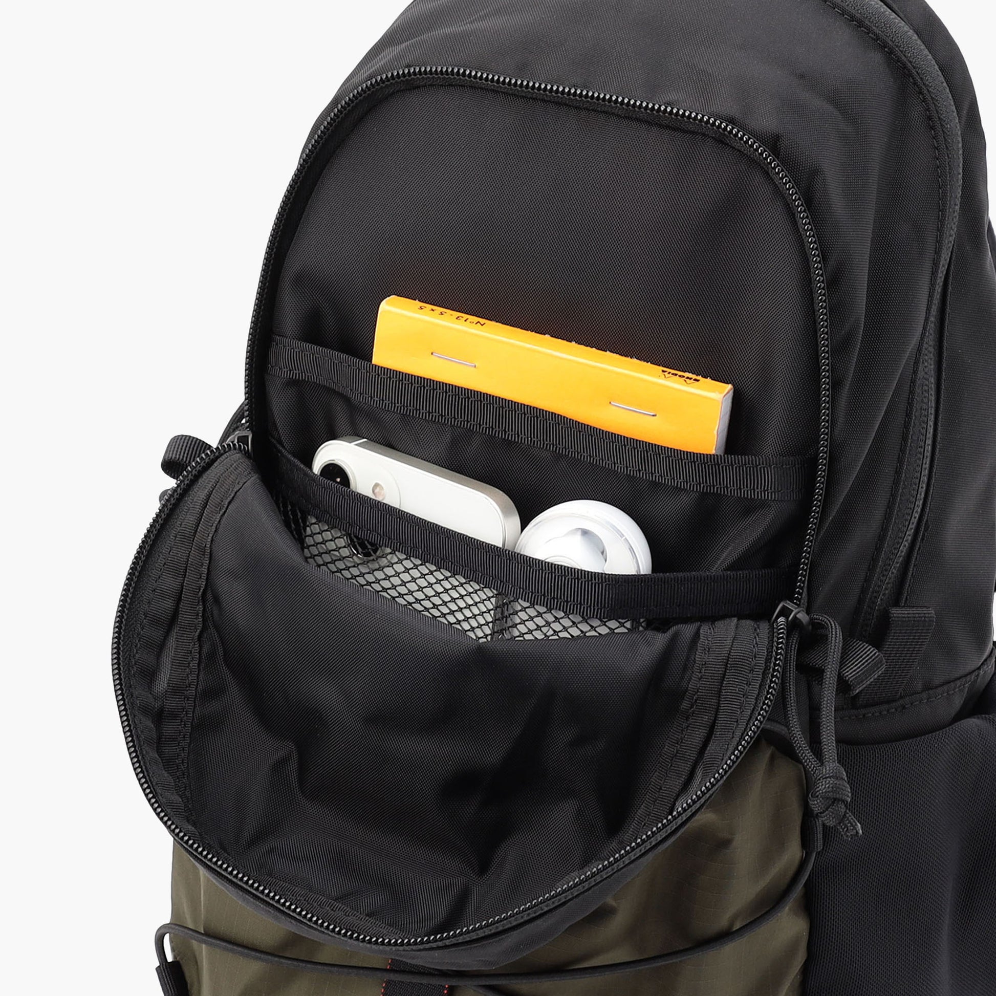 手前側の収納部内には、文庫本や貴重品などの仕分けに便利なポケットを完備。