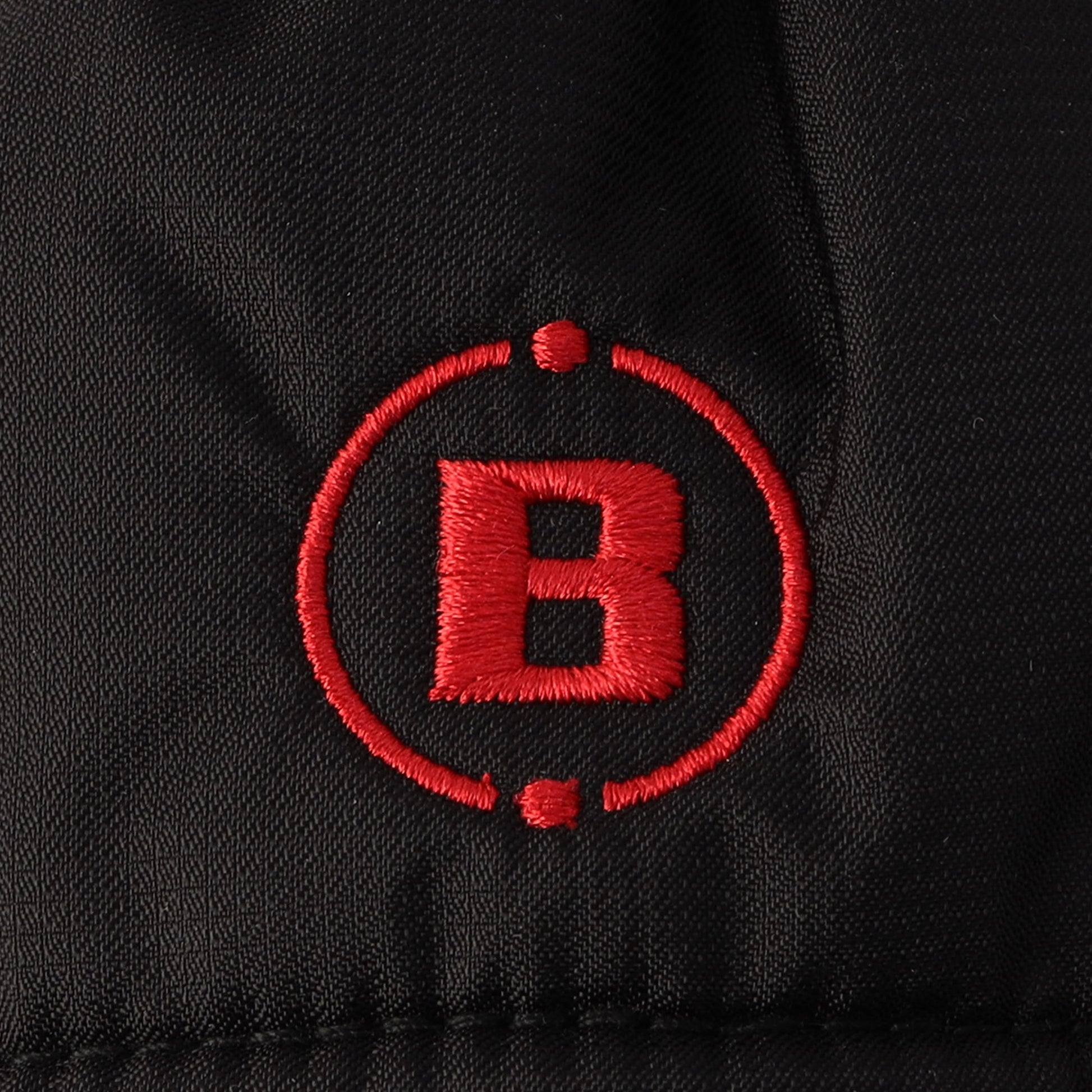 各所に刺繍で配したロゴがさりげないアクセントに。