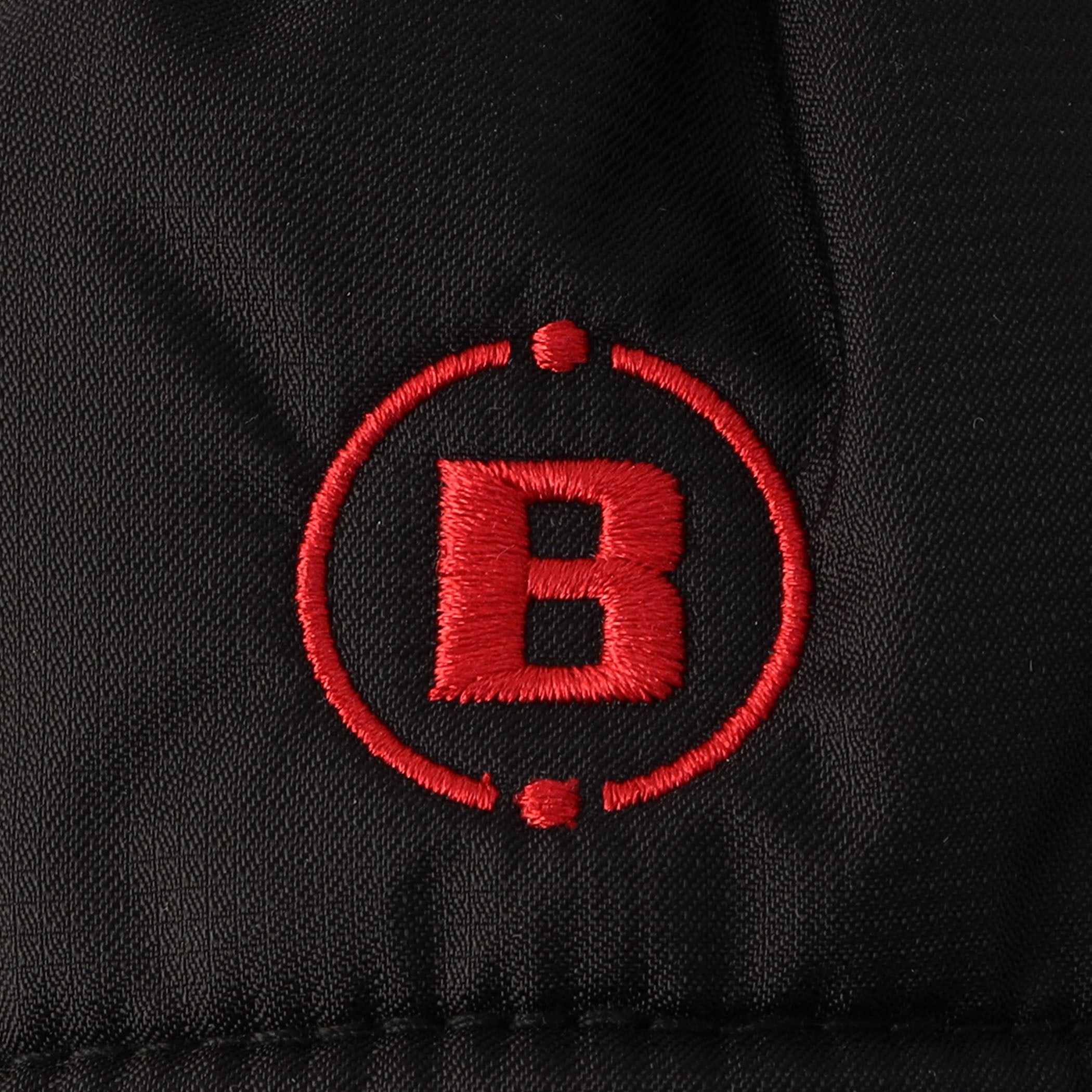 各所に刺繍で配したロゴがさりげないアクセントに。