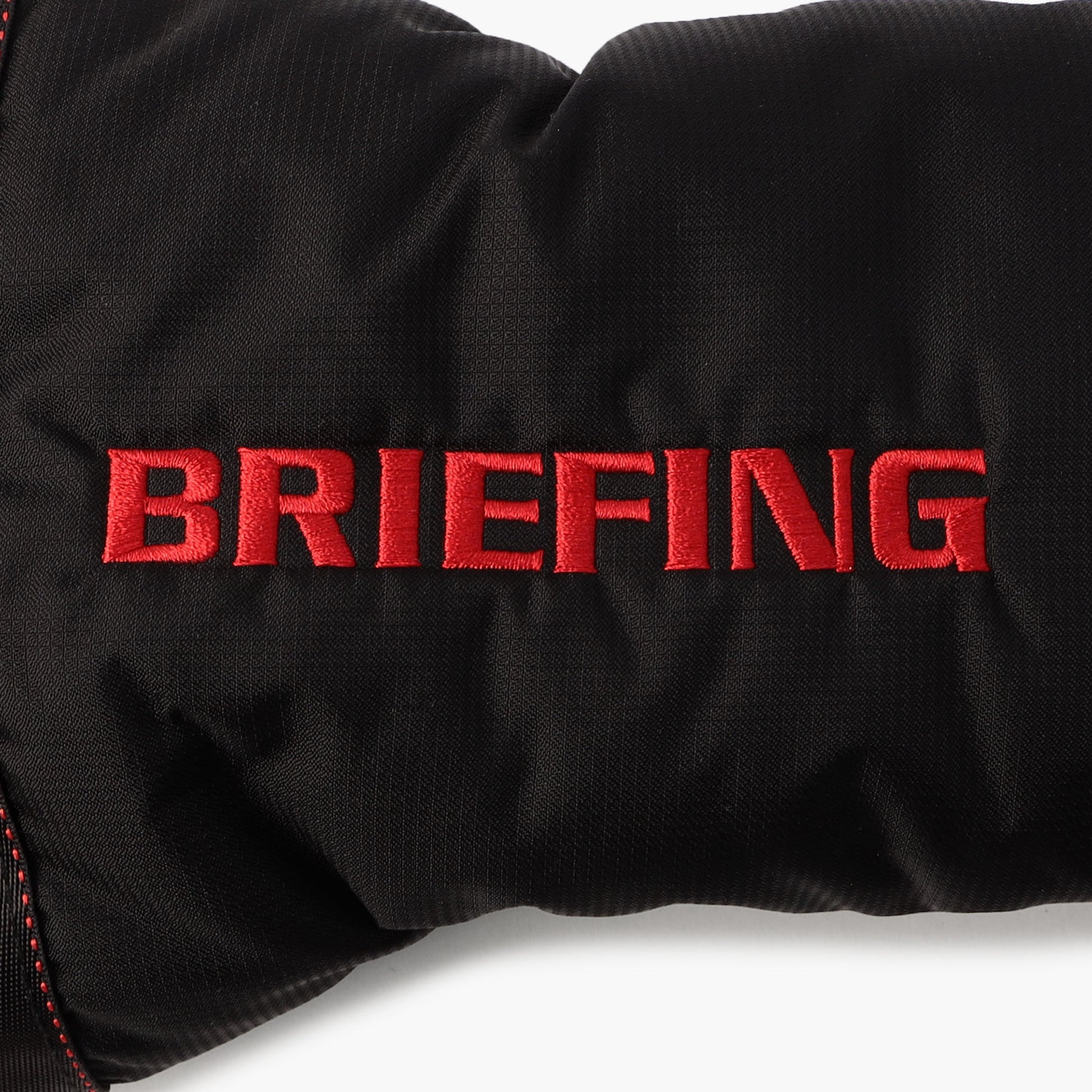 100デニールのコーデュラナイロンをドビー織機にてマイクロリップに織り上げた、BRIEFING GOLFオリジナルの素材をメインに使用。