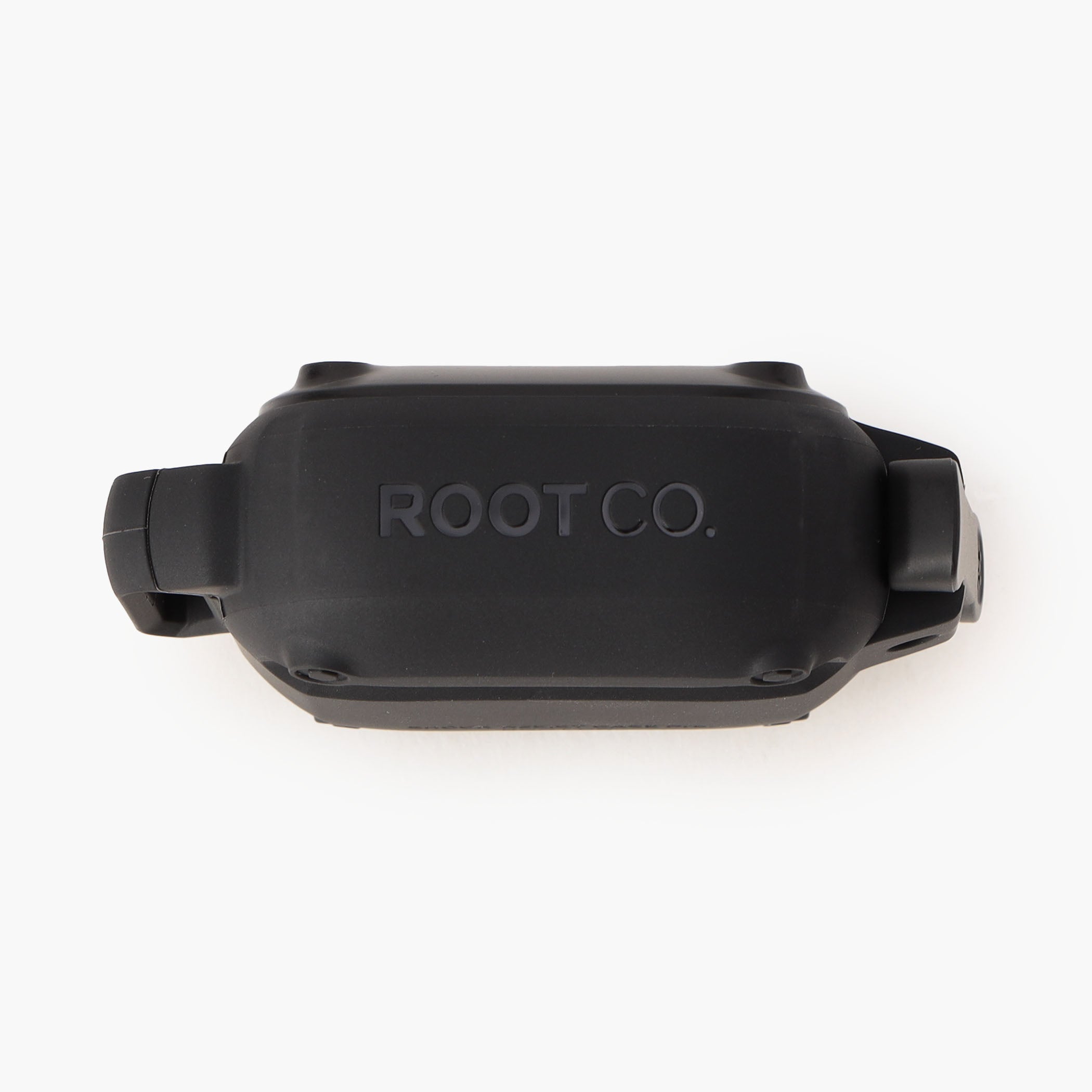 「ROOT CO.」と「BRIEFING」それぞれのブランドロゴを配した、コラボだけの特別デザインに。