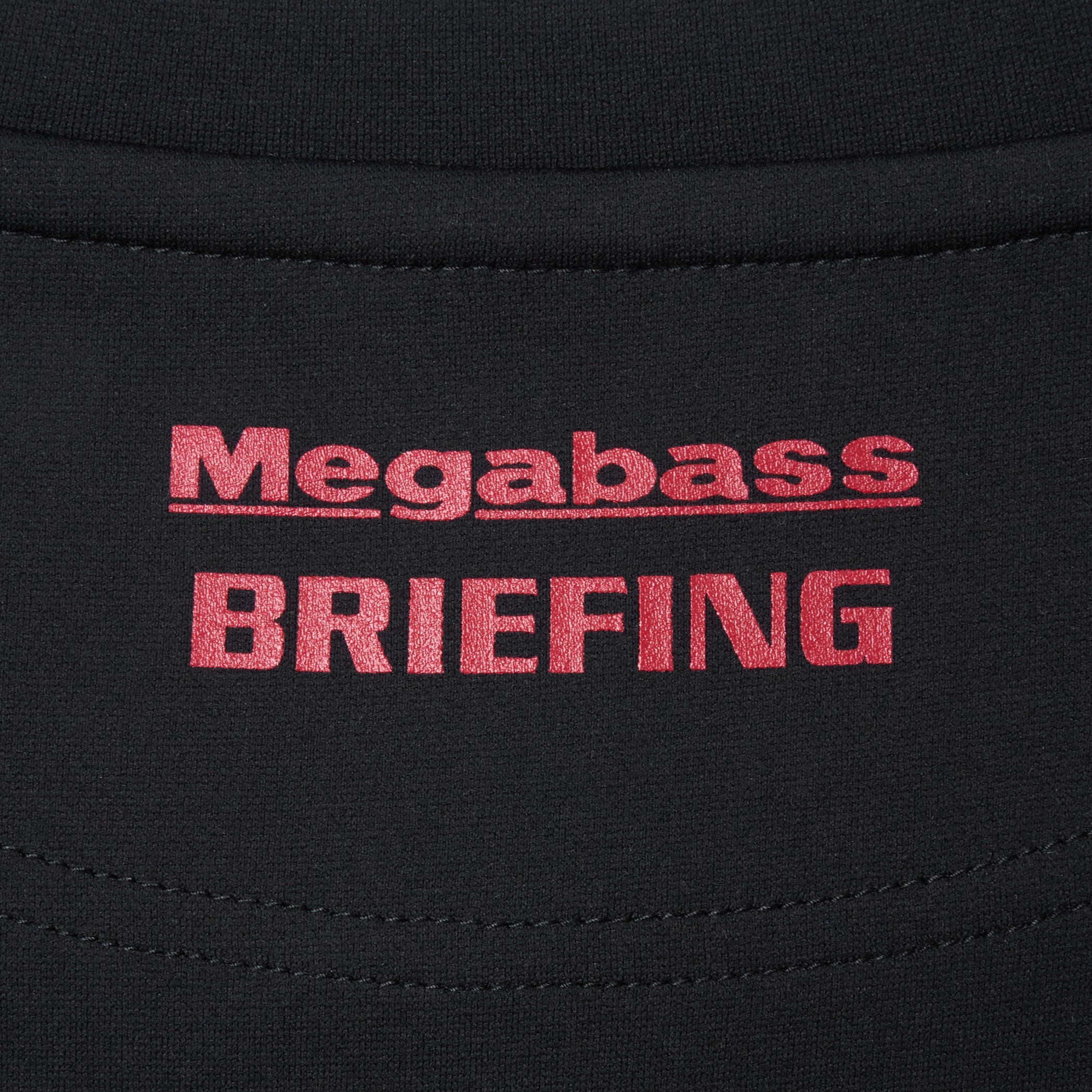 MegabassとBRIEFINGダブルネームのプリントをフロントとバックネックに配した存在感あるデザイン。