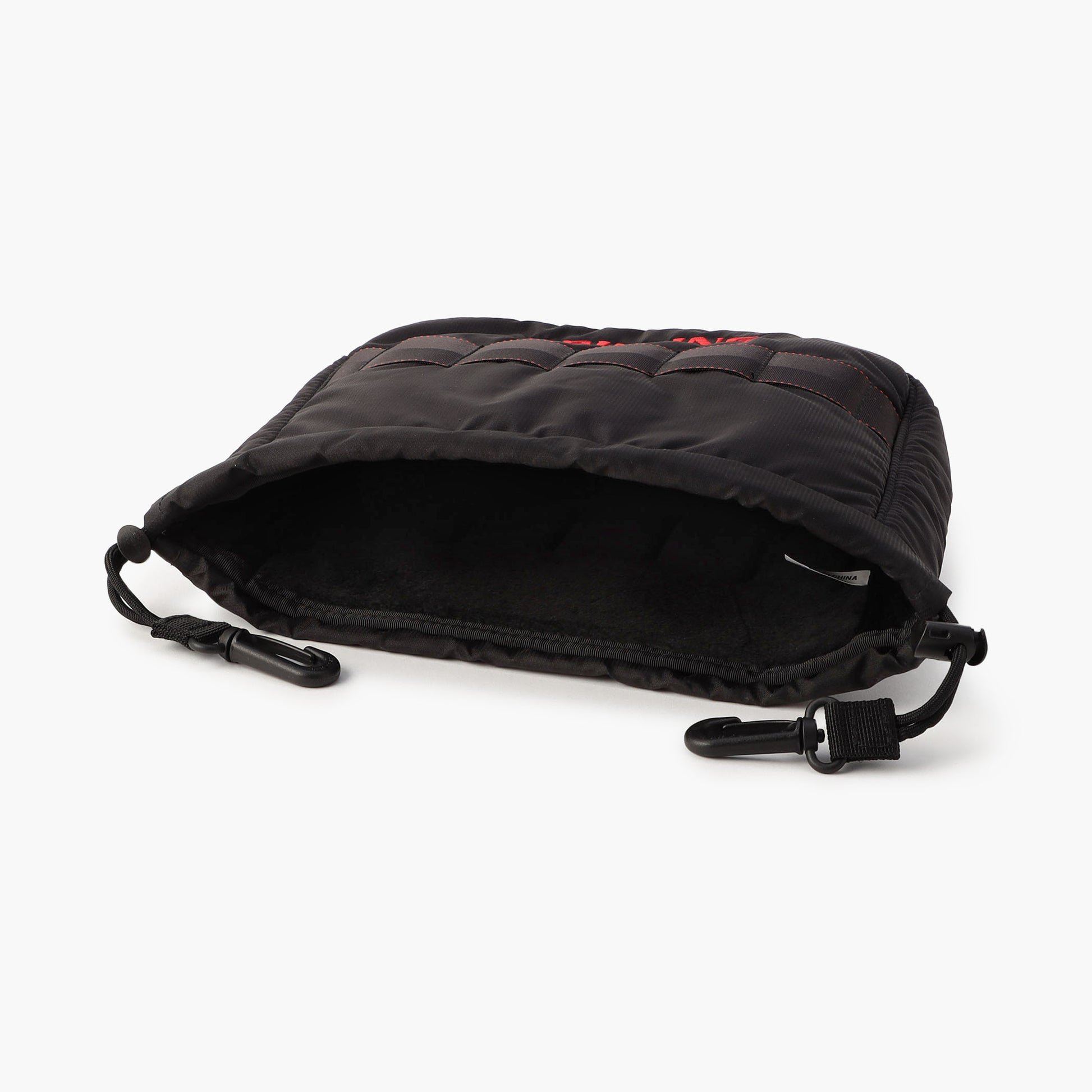 カバー内部はクッション仕様になっており、クラブに傷がつきにくい構造に。