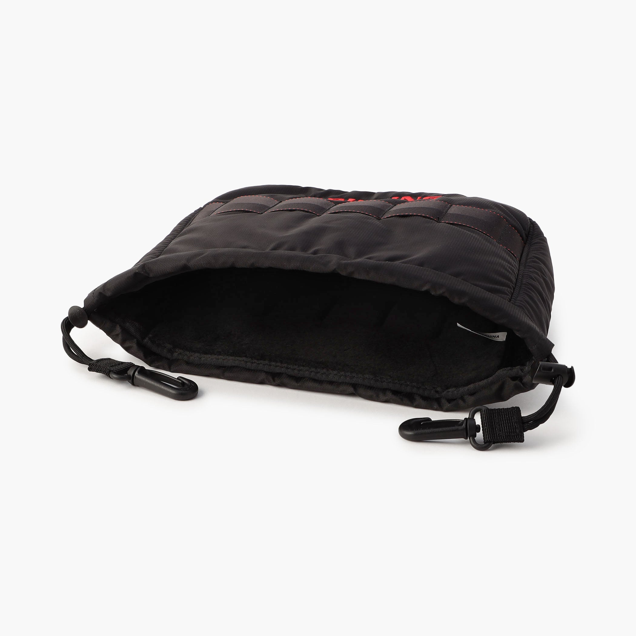 カバー内部はクッション仕様になっており、クラブに傷がつきにくい構造に。