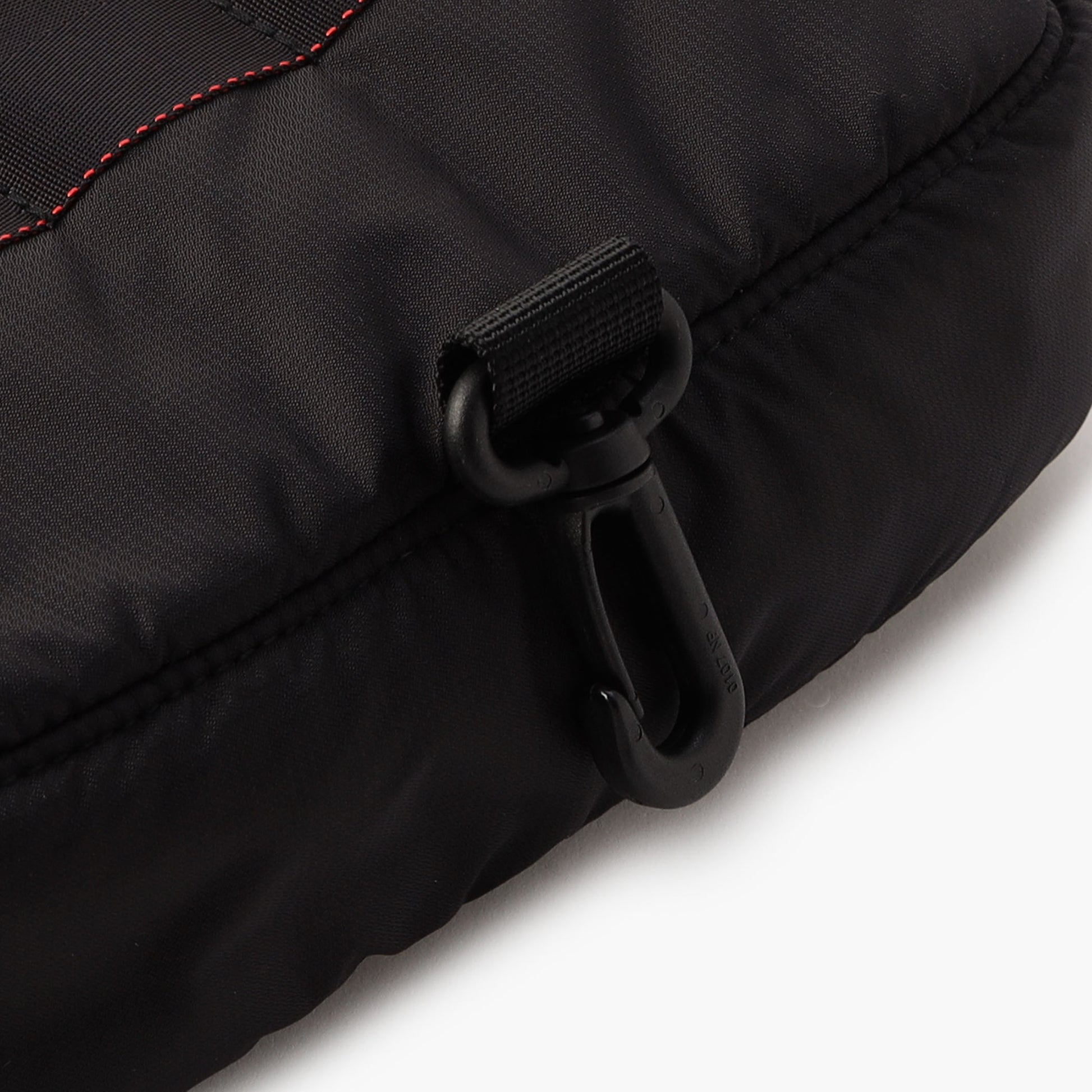 キャディバッグなどに引っ掛けて保管する事ができるフックを搭載。