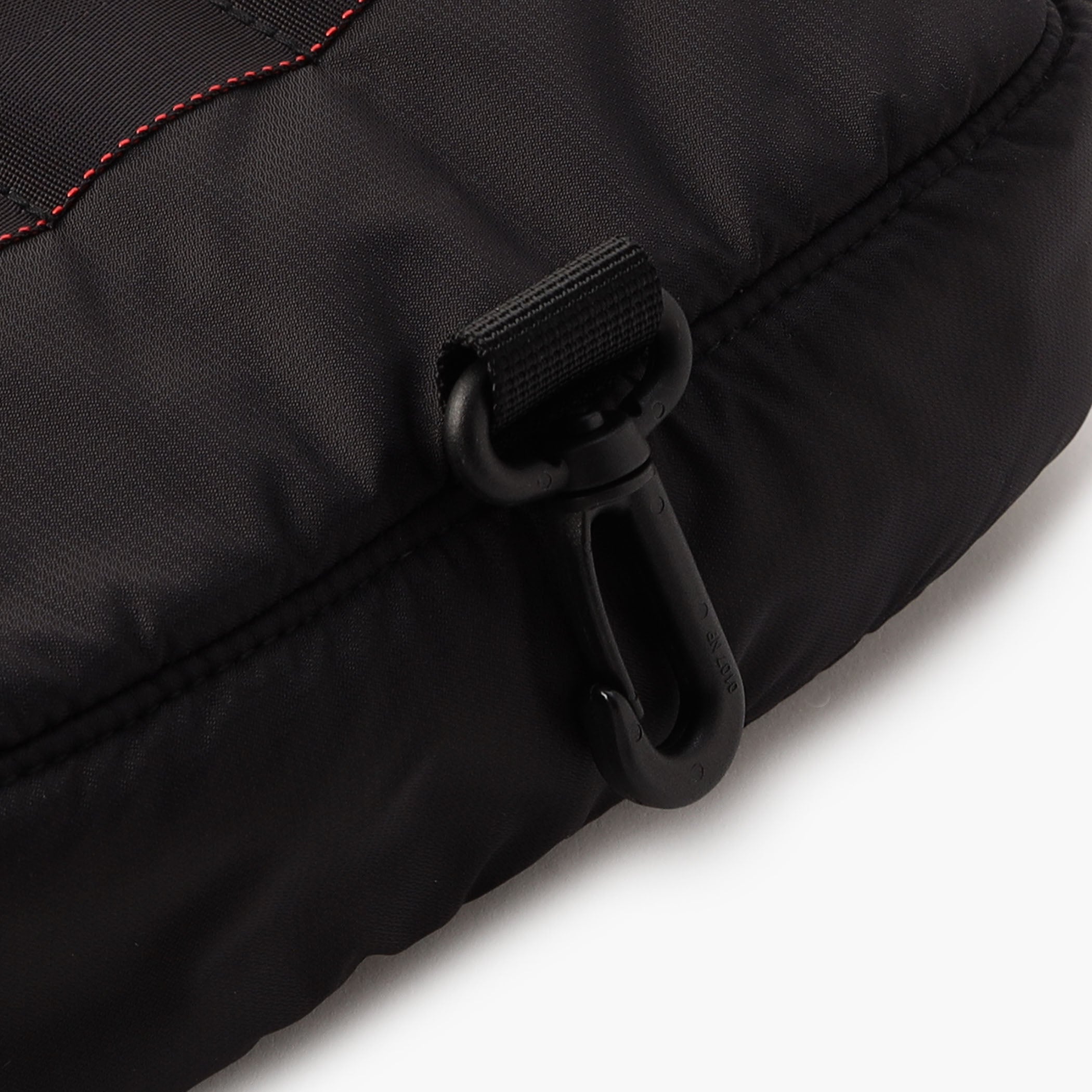 キャディバッグなどに引っ掛けて保管する事ができるフックを搭載。