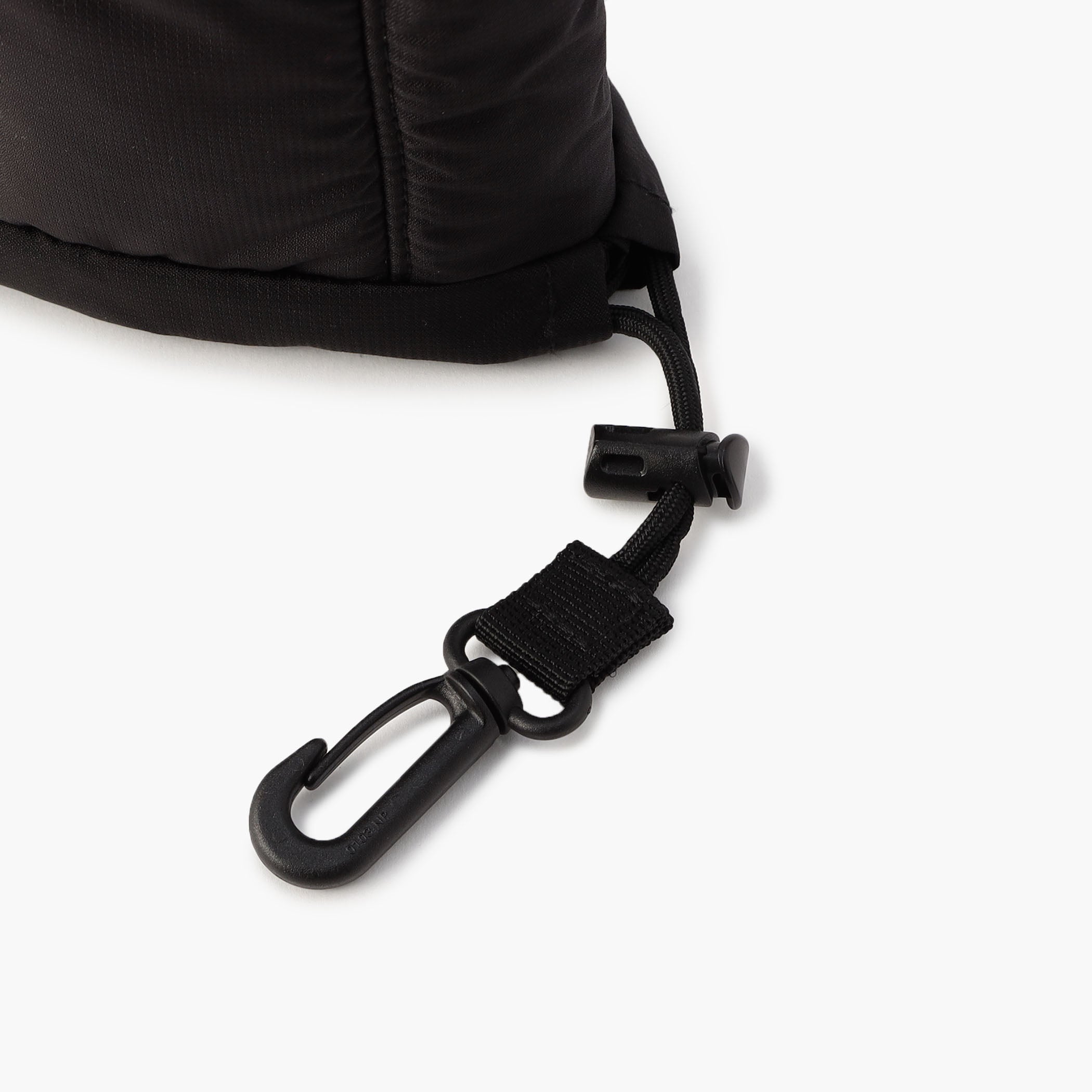 間口部は、アイアンの取り出しがスムーズに行えるように巾着型を採用。