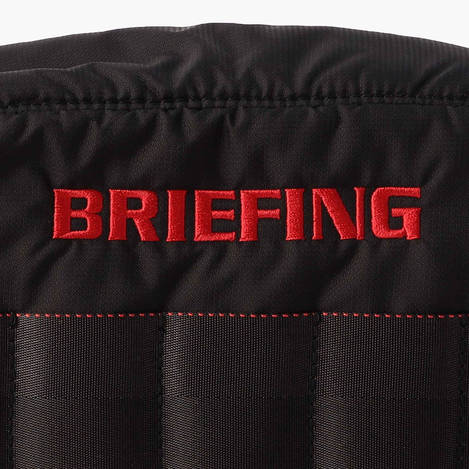 100デニールのコーデュラナイロンをドビー織機にてマイクロリップに織り上げた、BRIEFING GOLFオリジナルの素材をメインに使用。