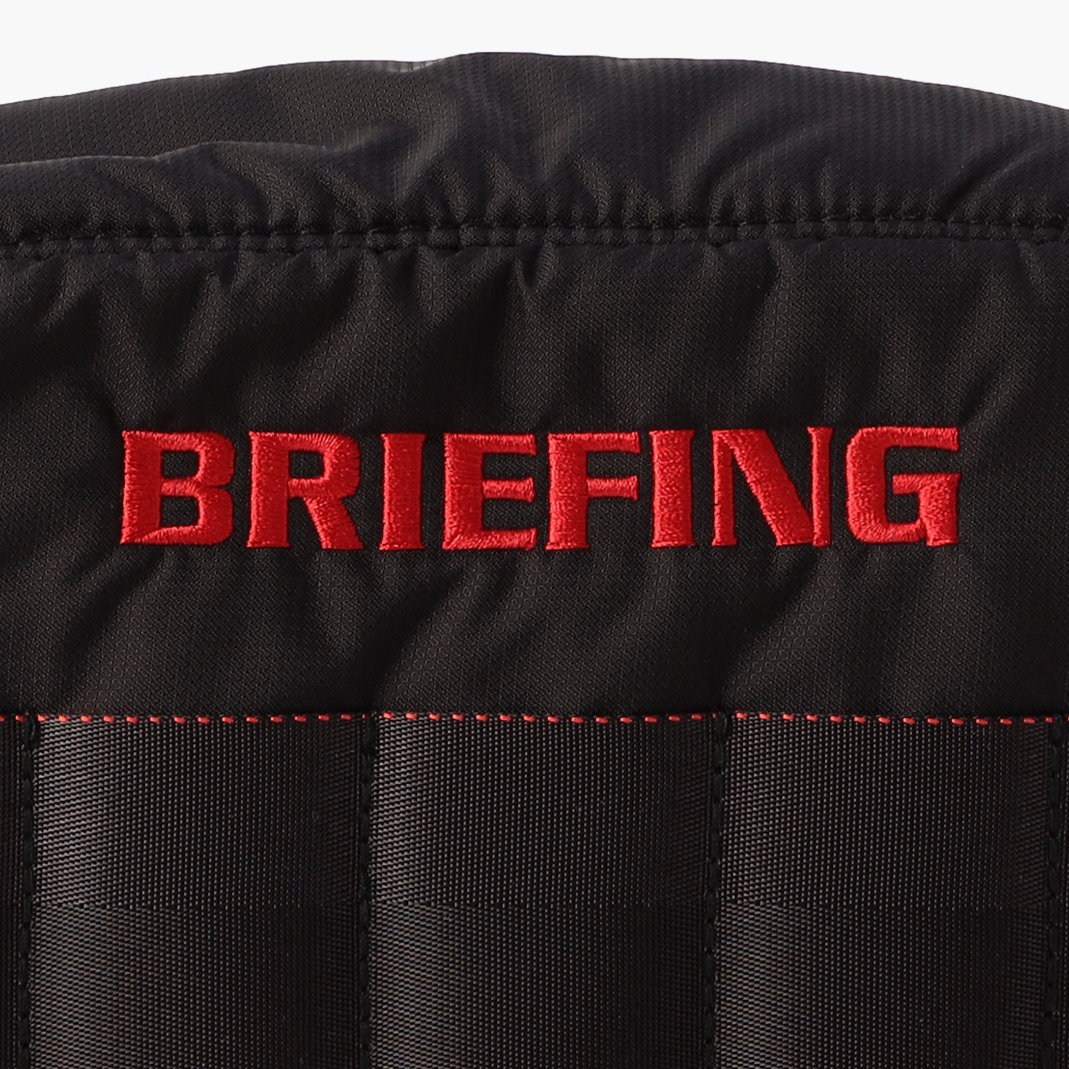 100デニールのコーデュラナイロンをドビー織機にてマイクロリップに織り上げた、BRIEFING GOLFオリジナルの素材をメインに使用。