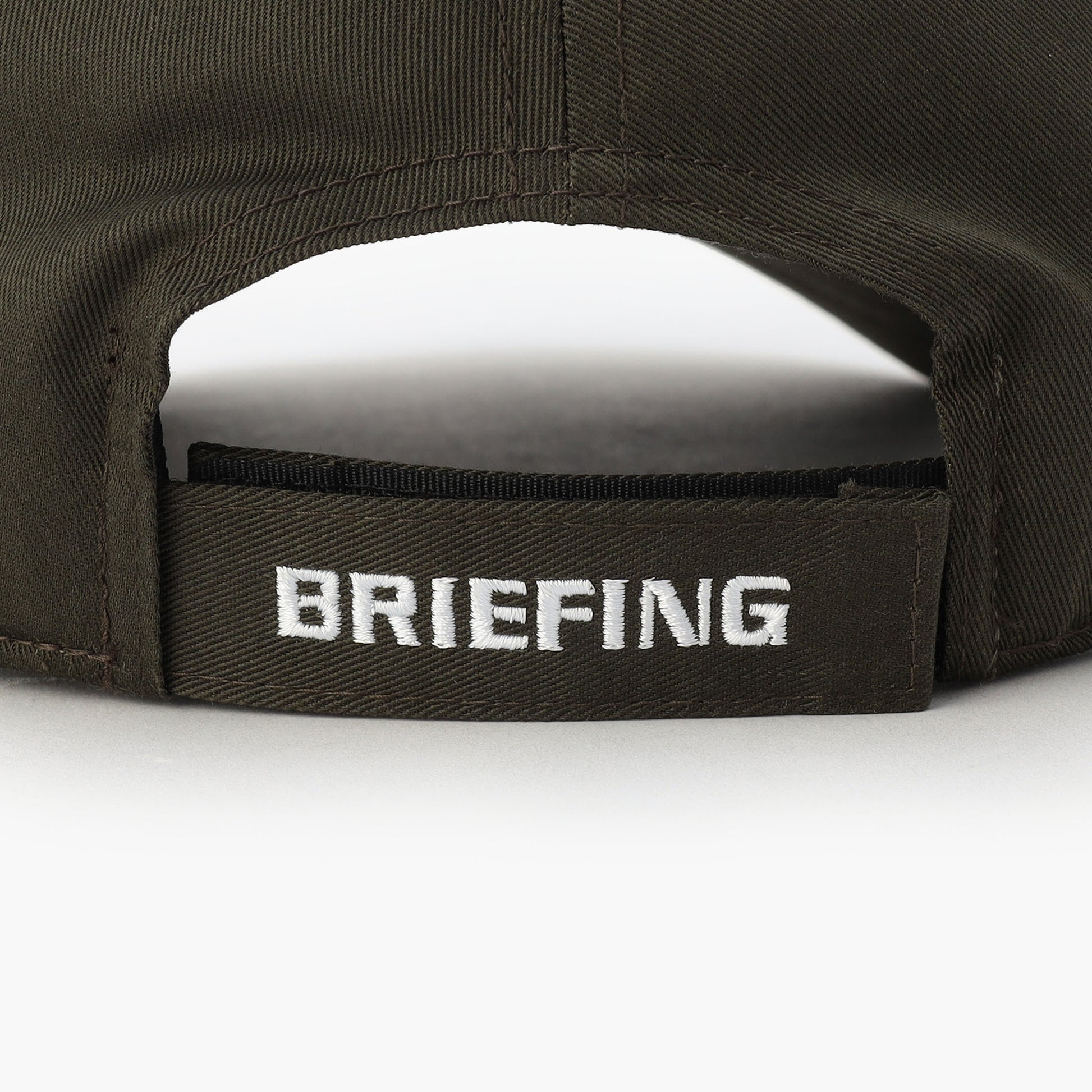 アジャスター部分にはBRIEFINGロゴを、サイドには星条旗モチーフを配しさりげないアクセントに。
