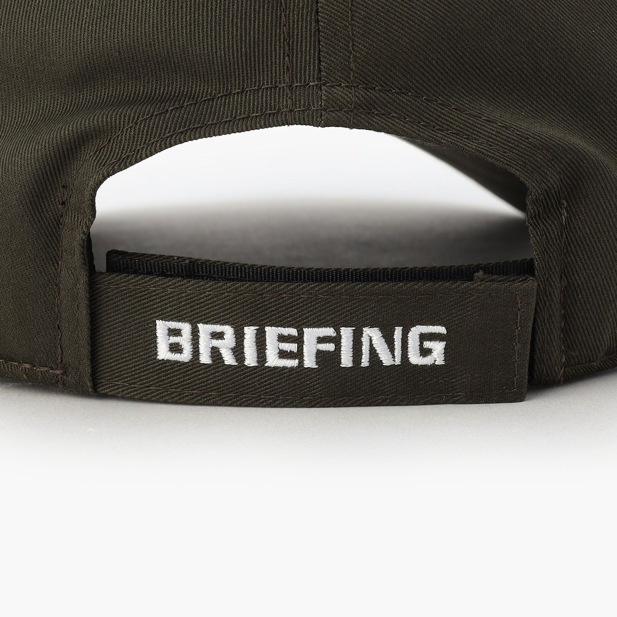 アジャスター部分にはBRIEFINGロゴを、サイドには星条旗モチーフを配しさりげないアクセントに。