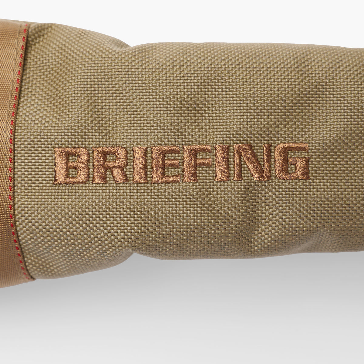 ロゴ表現、ウェビングテープ、内部のボアや番手タグにテーマカラーのコヨーテを採用。BRIEFINGらしいミリタリーのエッセンスをプラス。