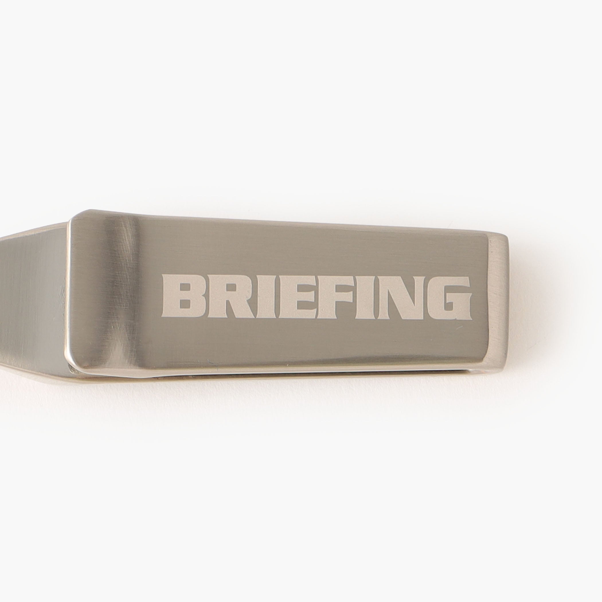主張を抑えたBRIEFINGロゴとBマークのアクセントを配置。