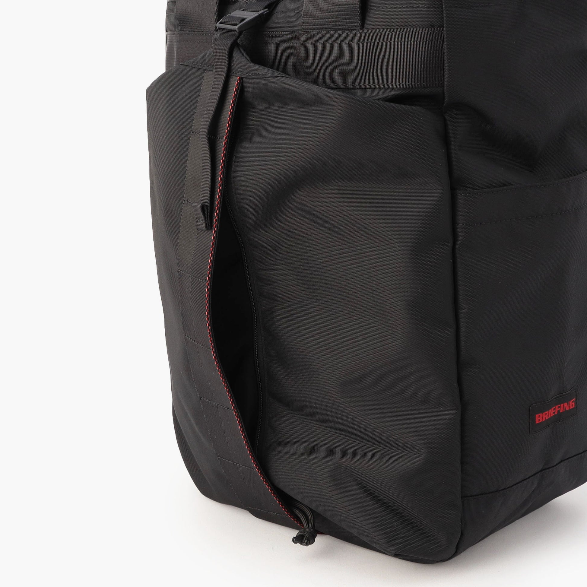 フロントのポケットはサイズが大きく、メイン収納と分けたい荷物を収納するのに便利です。
