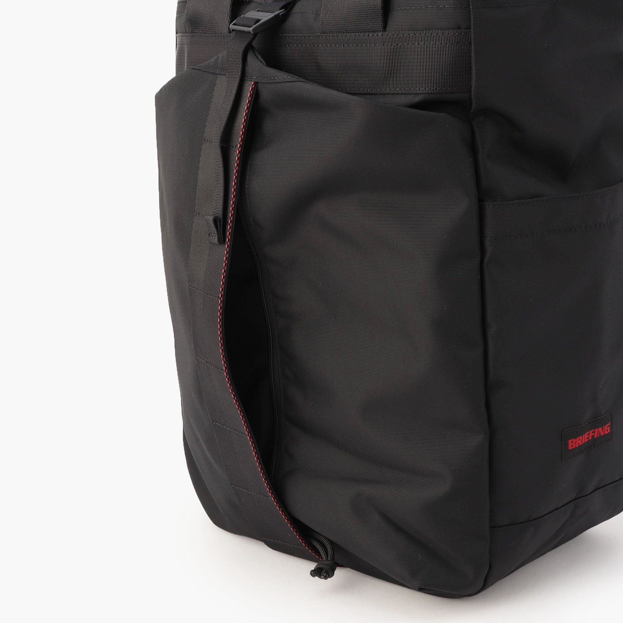 フロントのポケットはサイズが大きく、メイン収納と分けたい荷物を収納するのに便利です。