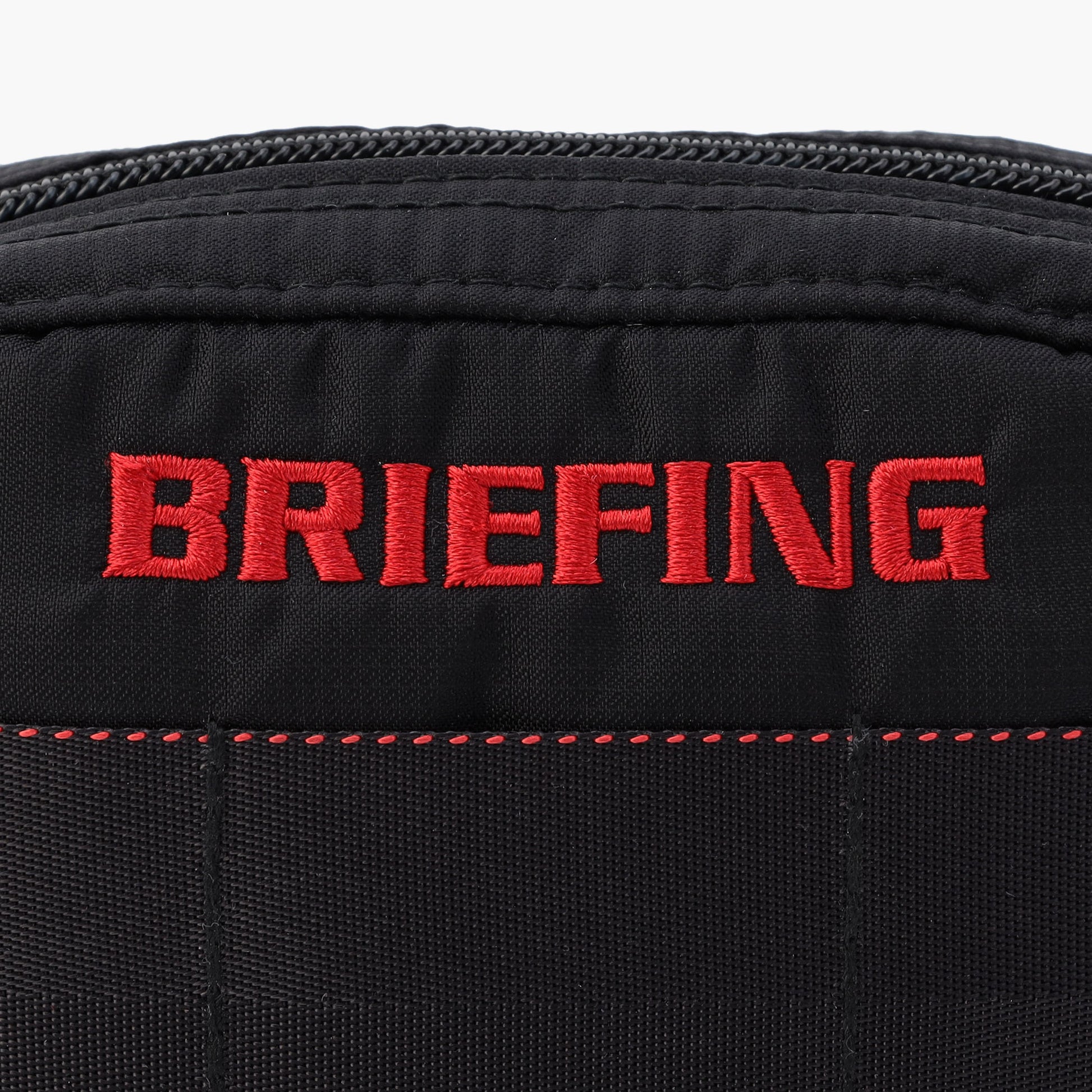 100デニールのコーデュラナイロンをドビー織機にてマイクロリップに織り上げた、BRIEFING GOLFオリジナルの素材をメインに使用。