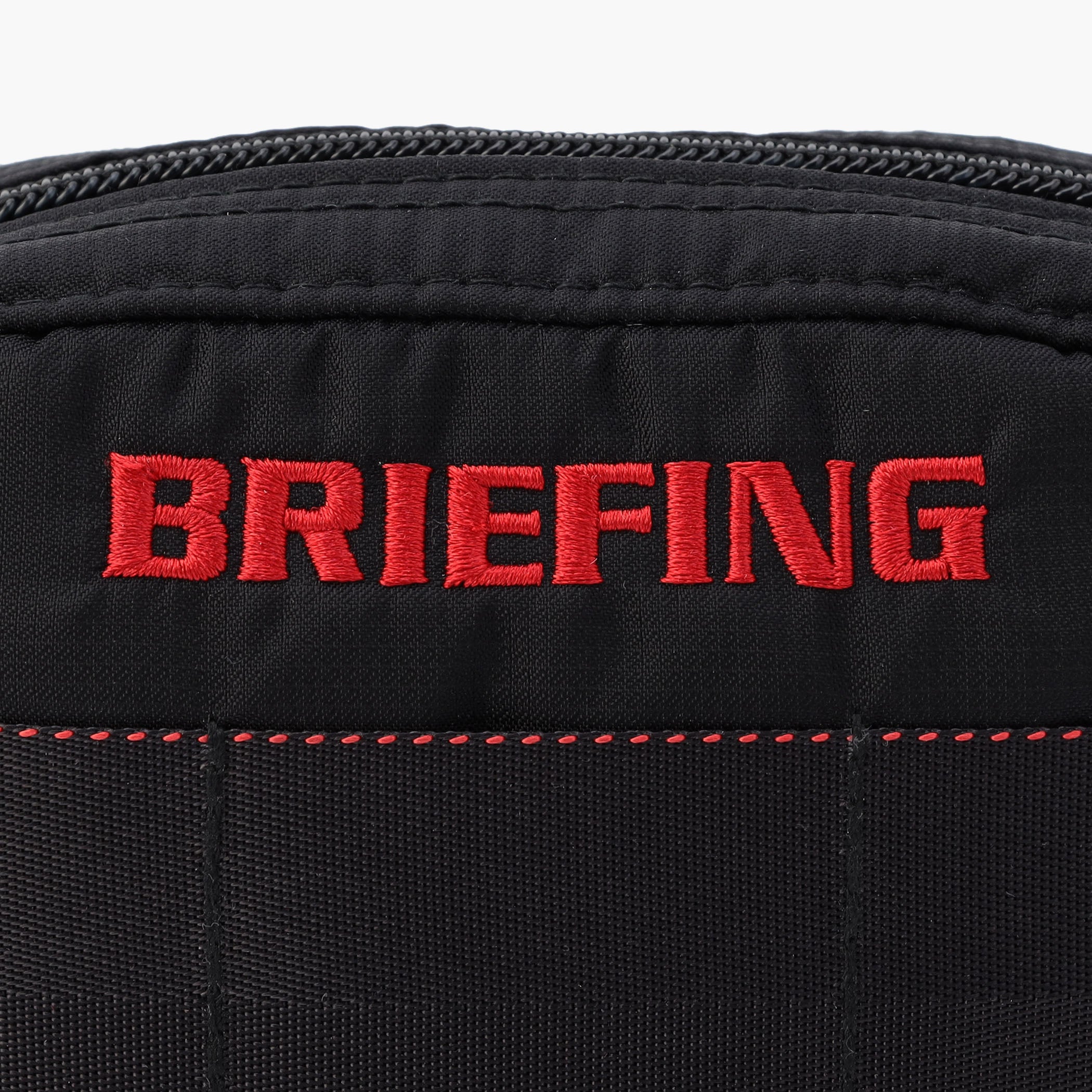 100デニールのコーデュラナイロンをドビー織機にてマイクロリップに織り上げた、BRIEFING GOLFオリジナルの素材をメインに使用。