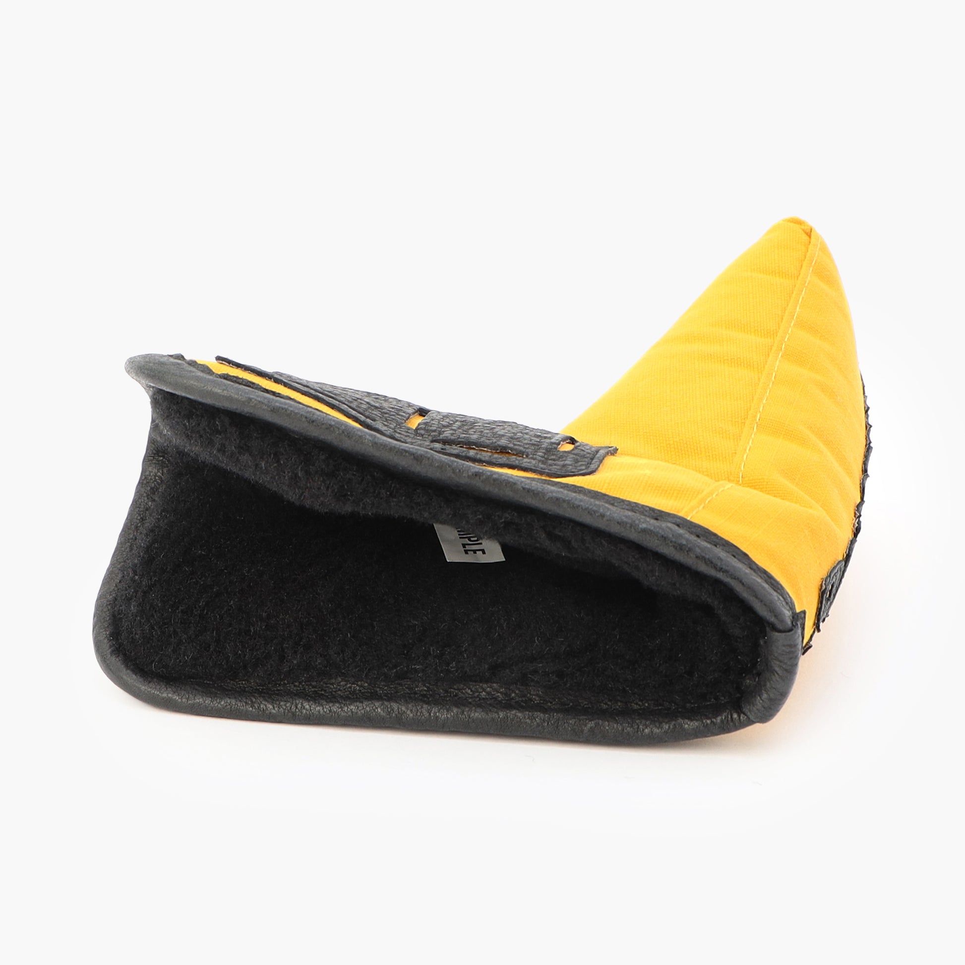 内側はクッション仕様なので、大切なパターに傷が付きにくい構造です。