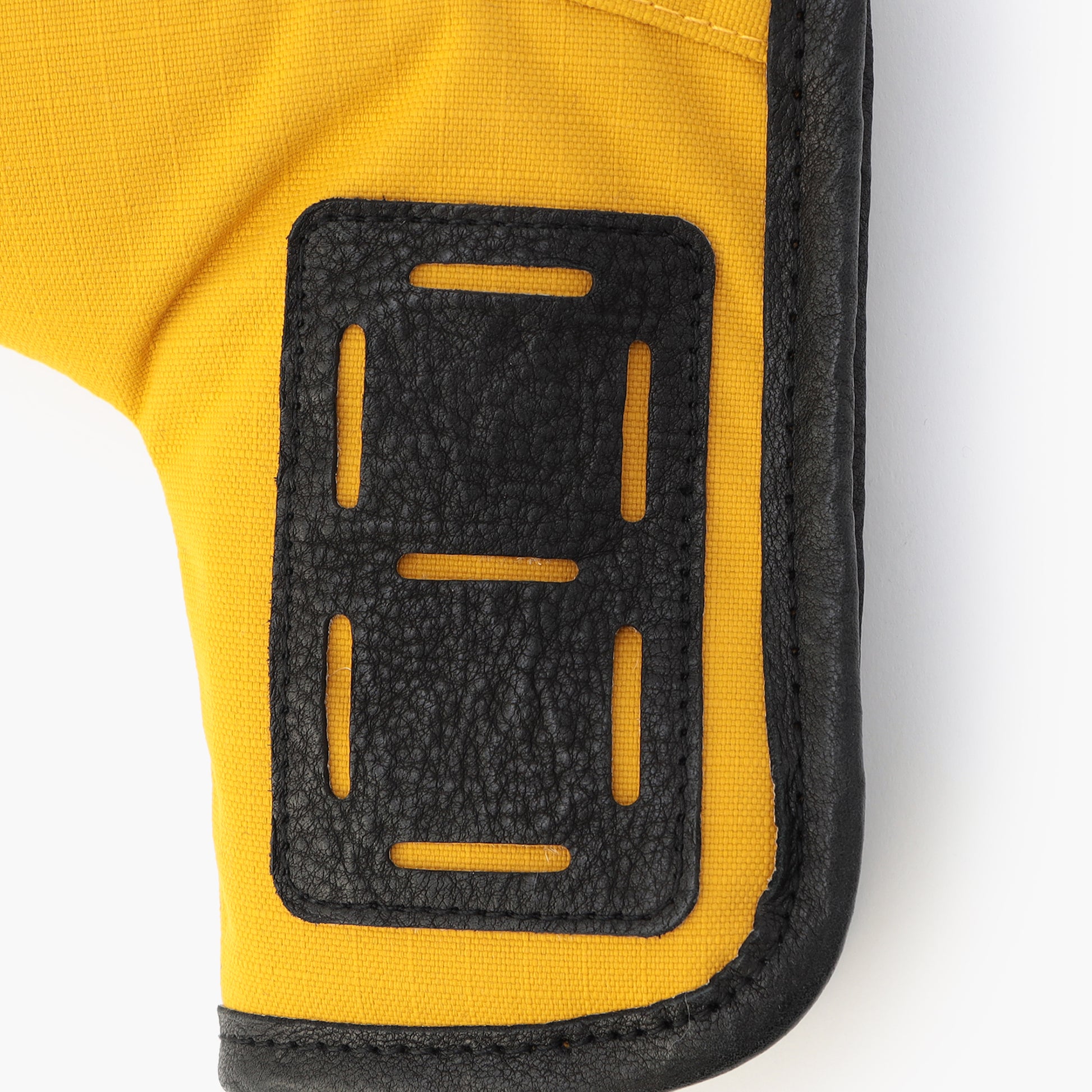 アクセントとして各所に配したレザーパッチには、ECCO LEATHER社製のレザーにDYNEEMA（R）を重ねたハイブリットレザーを使用。