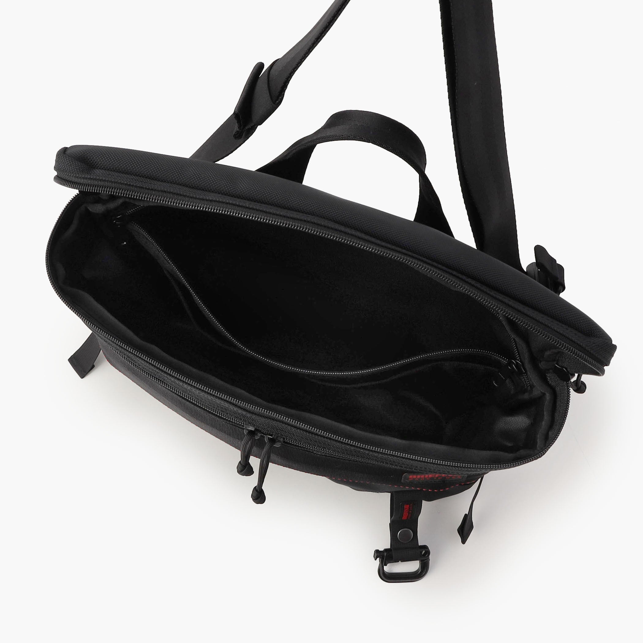 開口部付近はマチ幅を取らずスマートにしている分、ファスナーの形状や位置を工夫することで、開口部が大き開く構造になっています。