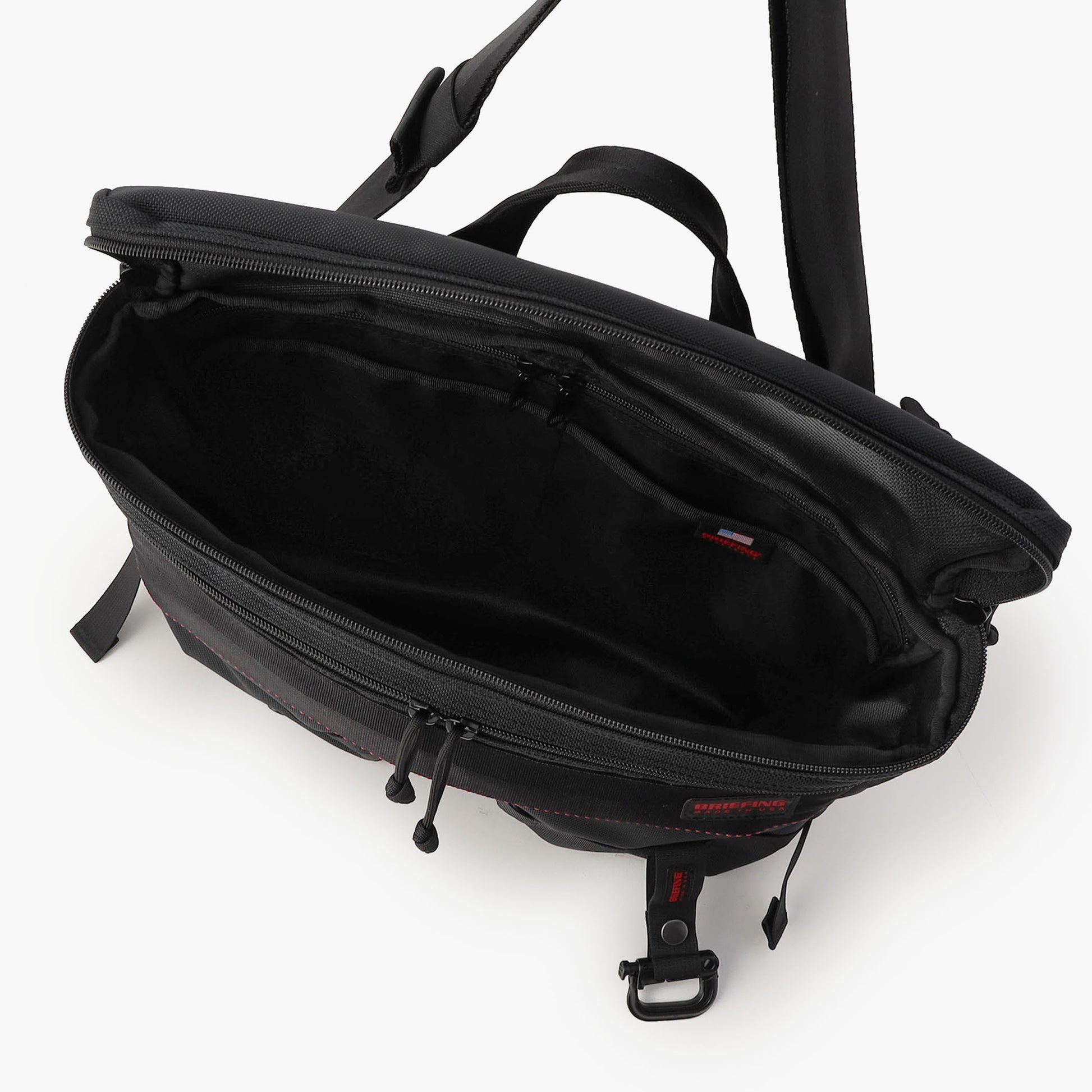 バッグの内側・外側には、仕分け収納に便利なポケットを複数配しました。