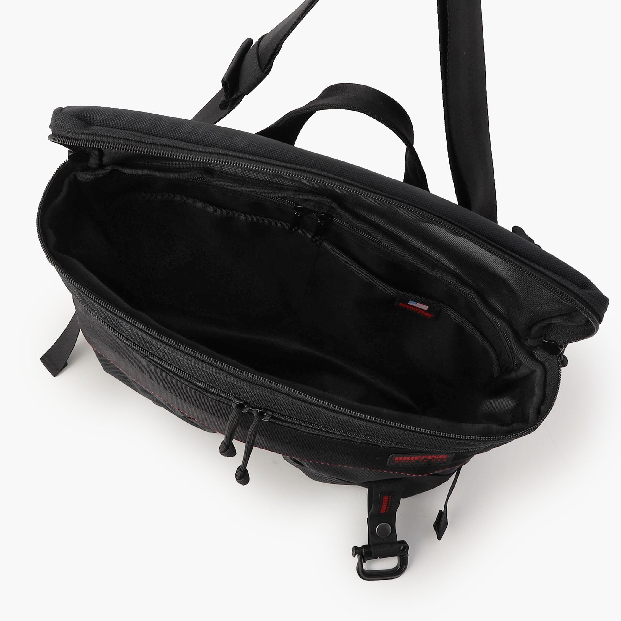 バッグの内側・外側には、仕分け収納に便利なポケットを複数配しました。