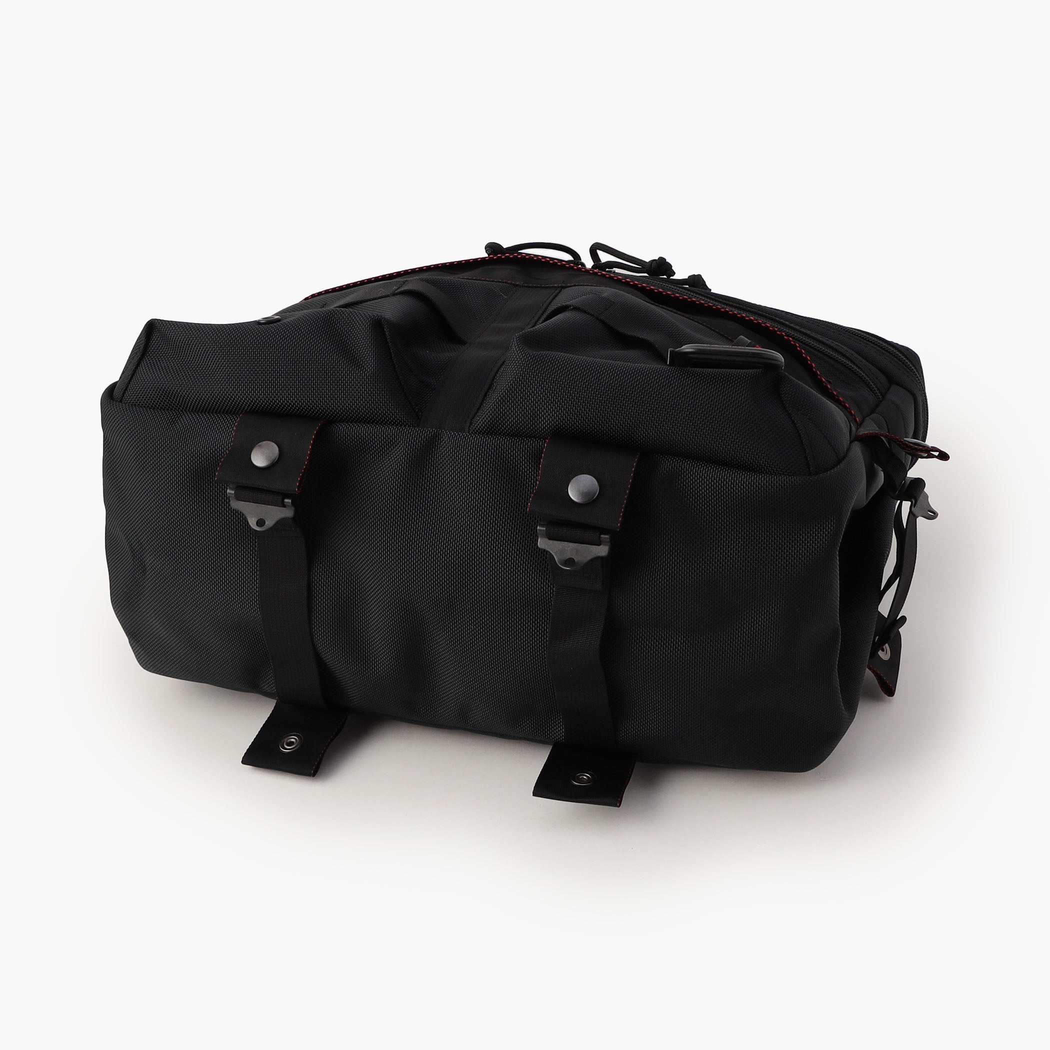 荷物の省に合わせて、ボディの両脇、底部に配したベルト・スナップボタンでマチ幅の調整が可能です。