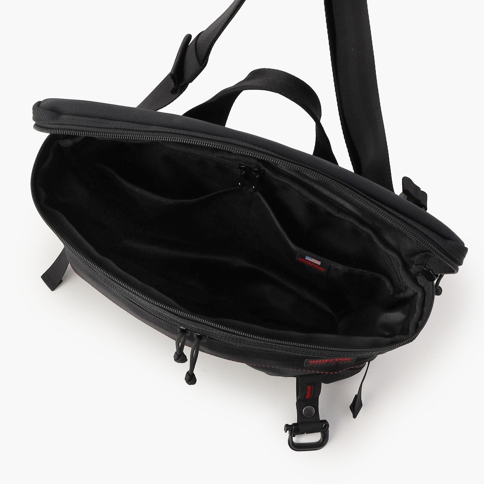 バッグの内側・外側には、仕分け収納に便利なポケットを複数配しました。