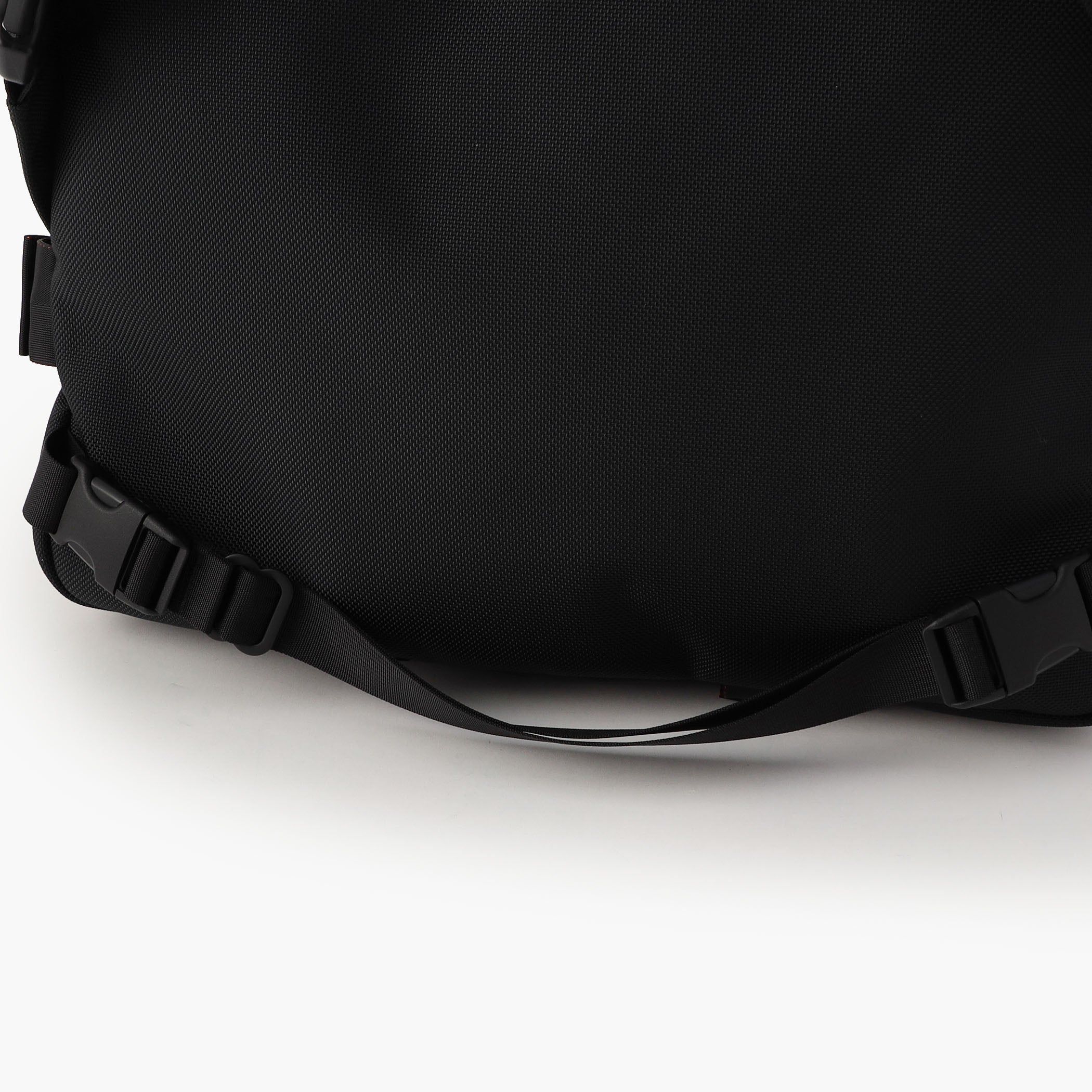 自転車等に乗る際にバッグをウエストに固定できるように、背面にベルトを搭載しました。