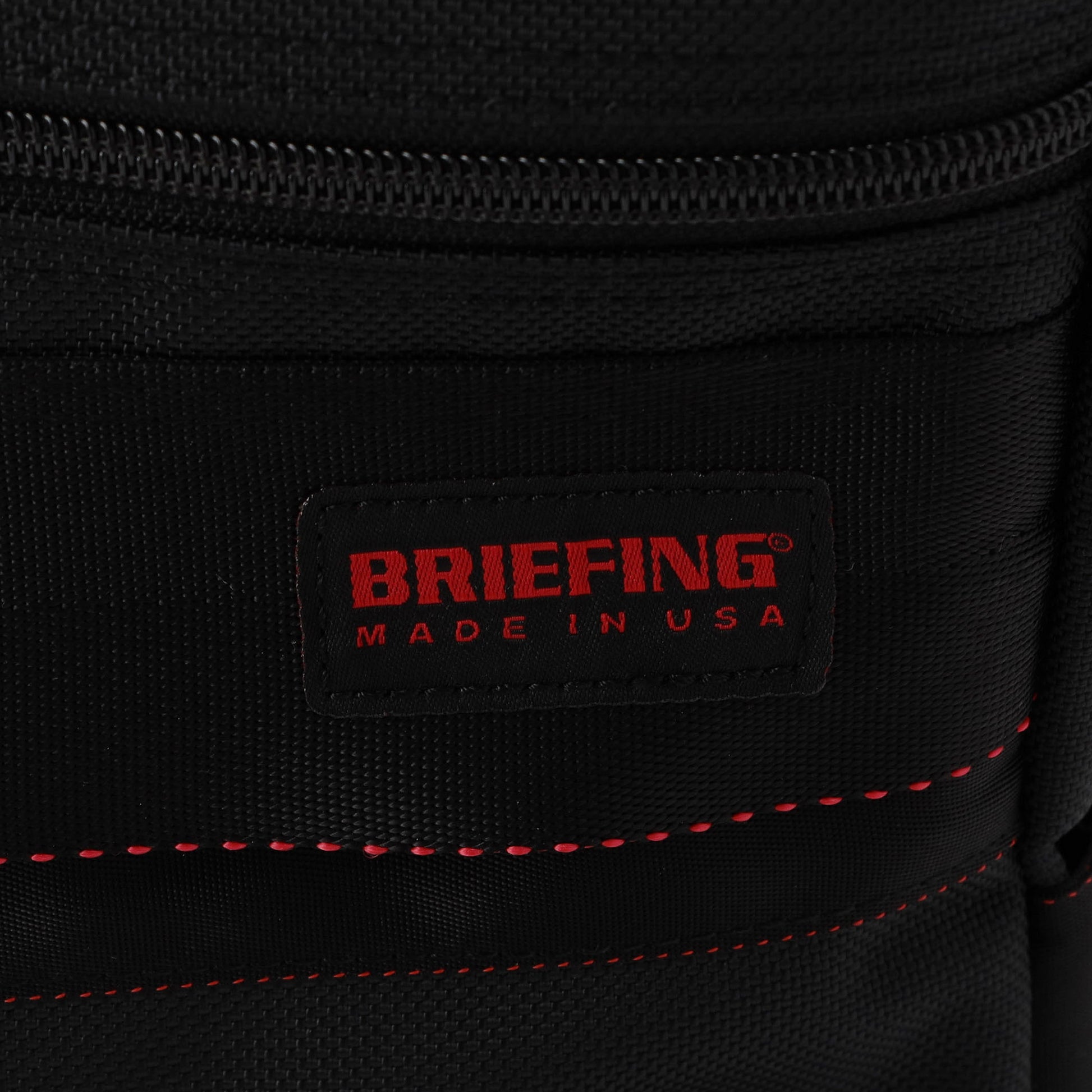 BRIEFINGが使用しているマテリアルの中で最もヘビーな、強度や耐久性、耐摩耗性に優れた「バリスティックナイロン」を採用。