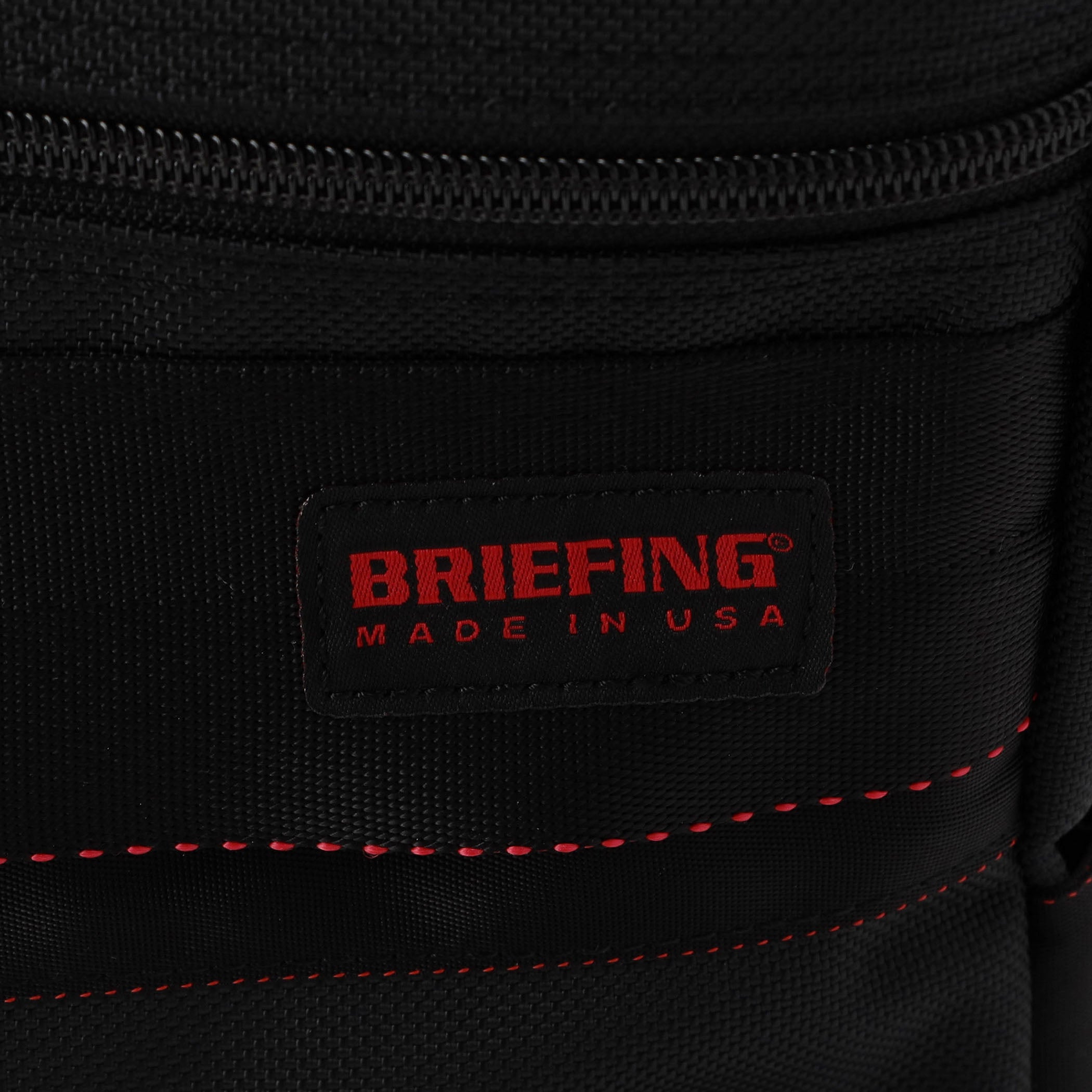 BRIEFINGが使用しているマテリアルの中で最もヘビーな、強度や耐久性、耐摩耗性に優れた「バリスティックナイロン」を採用。