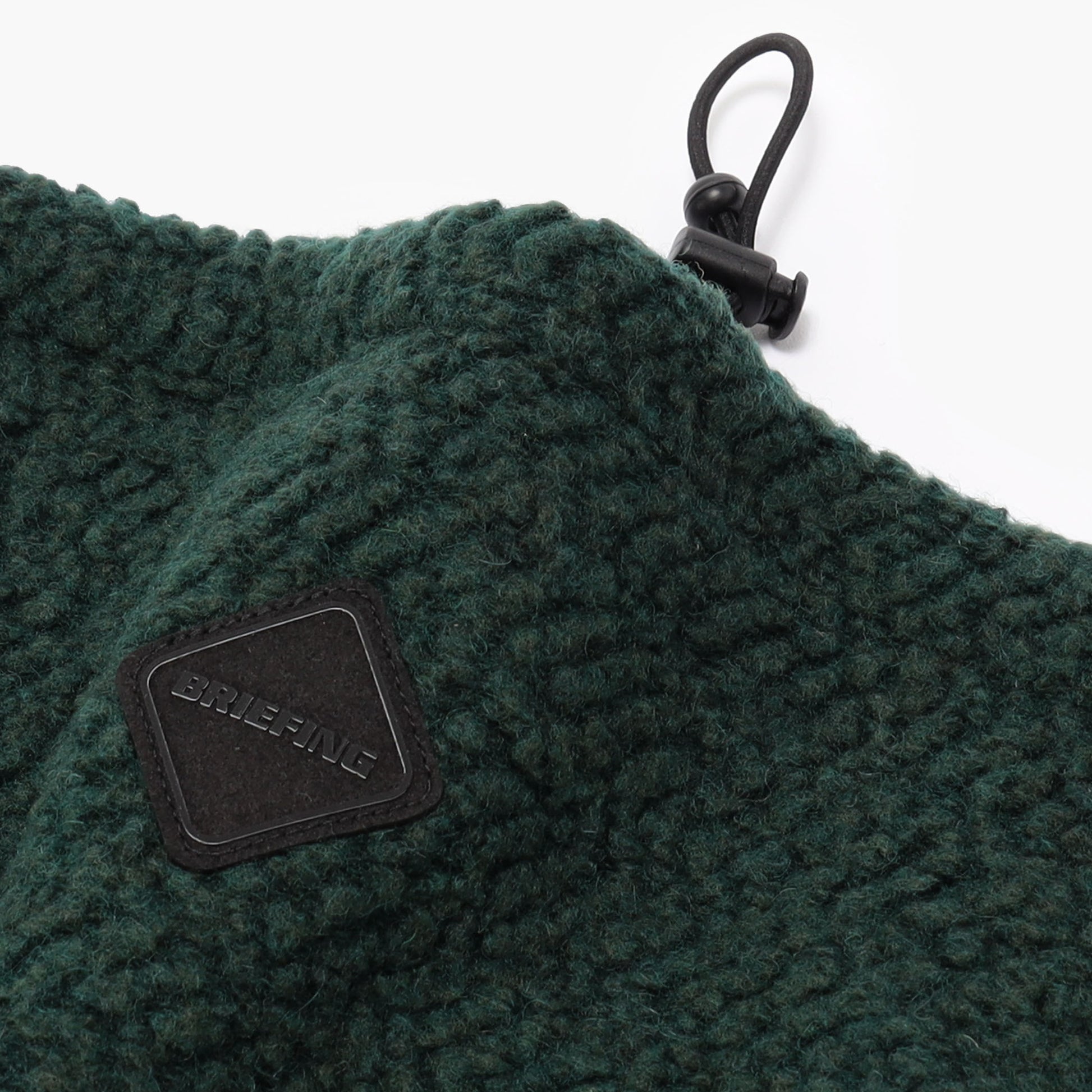 再生ウールとマイクロ化繊糸を混紡したエアリーなボアフリースは、軽量でソフトな肌触りが魅力。ウールの特性でもある優れた保温性や防臭性を併せ持っています。