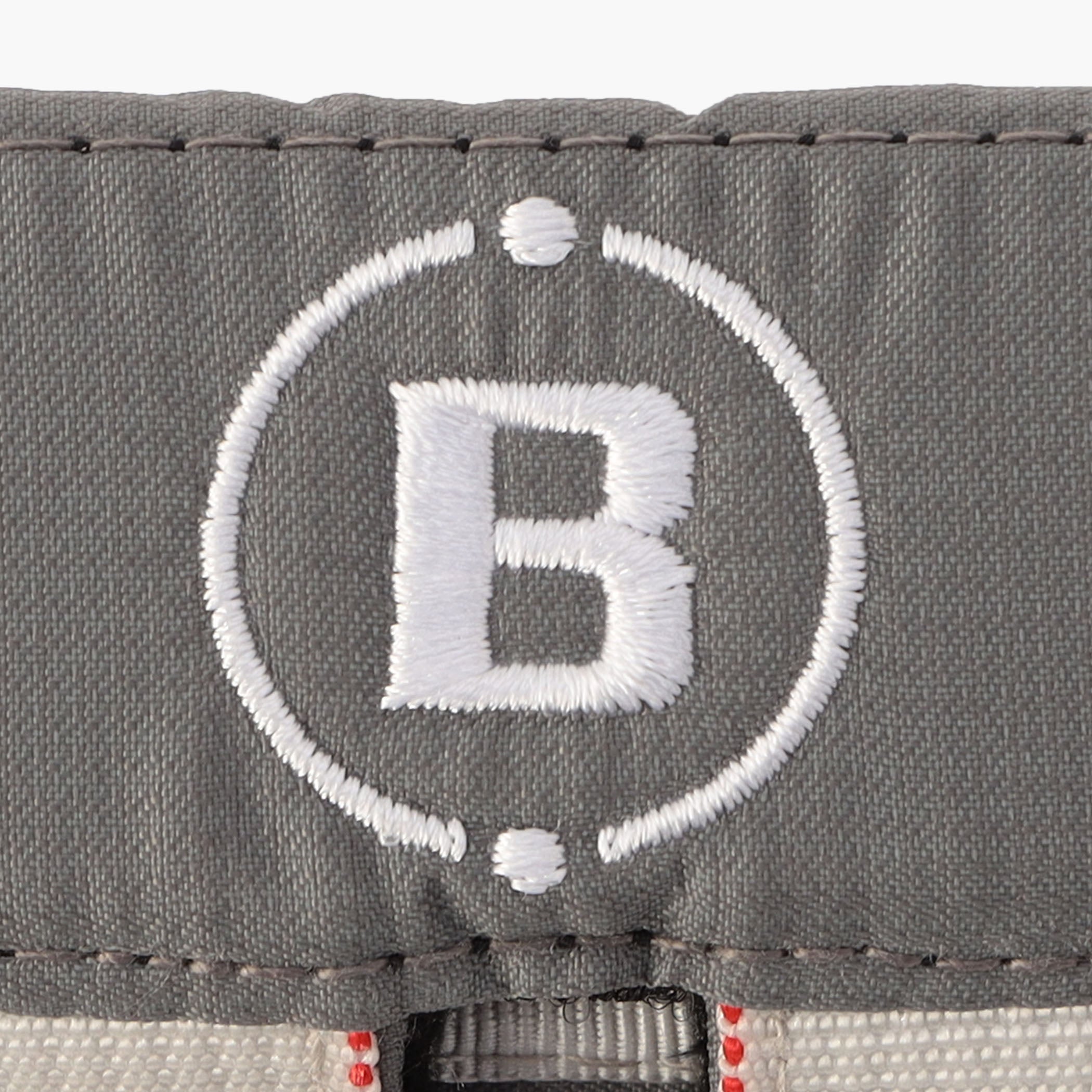 100デニールのコーデュラナイロンをドビー織機にてマイクロリップに織り上げた、BRIEFING GOLFオリジナルの素材をメインに使用。