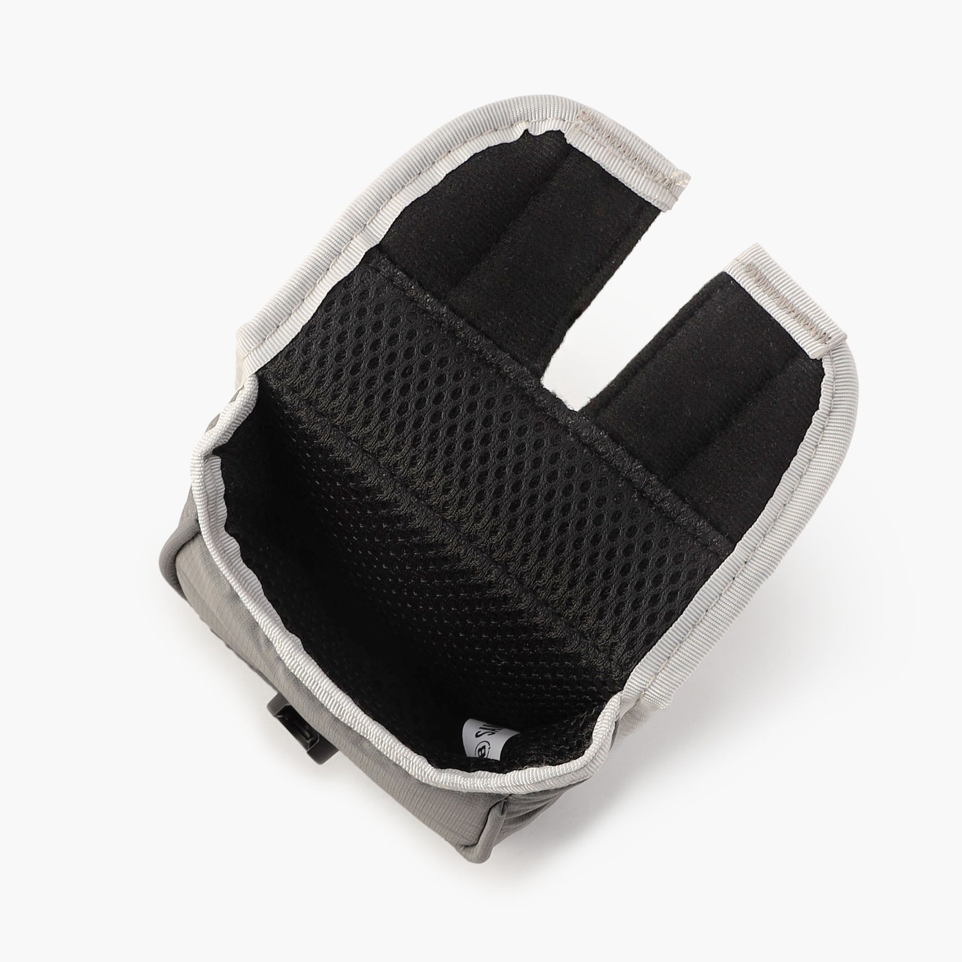 内側はクッション仕様で、大切なパターに傷が付きにくい構造です。