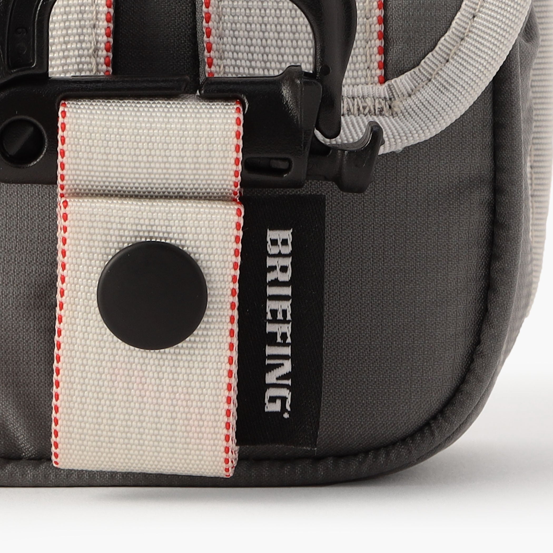 ベルトループなどに装着可能なグリムロックを装備。さらに、本体とグリムロックの接続部分には、マグネット式バックル「FIDLOCK（フィドロック）」を採用し、パターカバーの取り外し・装着を容易に行うことが可能。