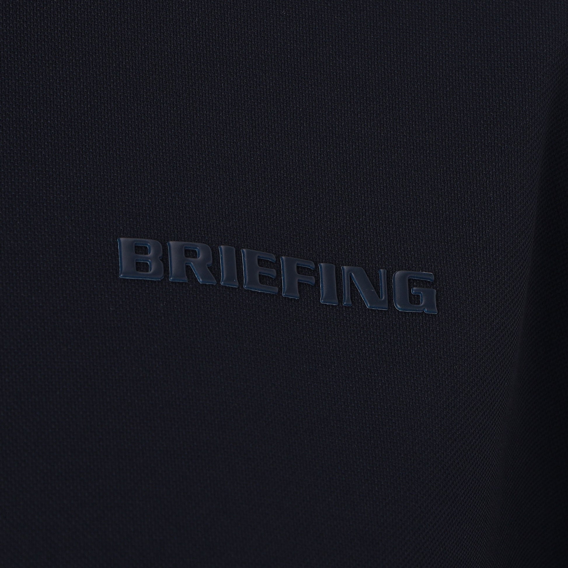 胸元にはBRIEFINGロゴを配置。