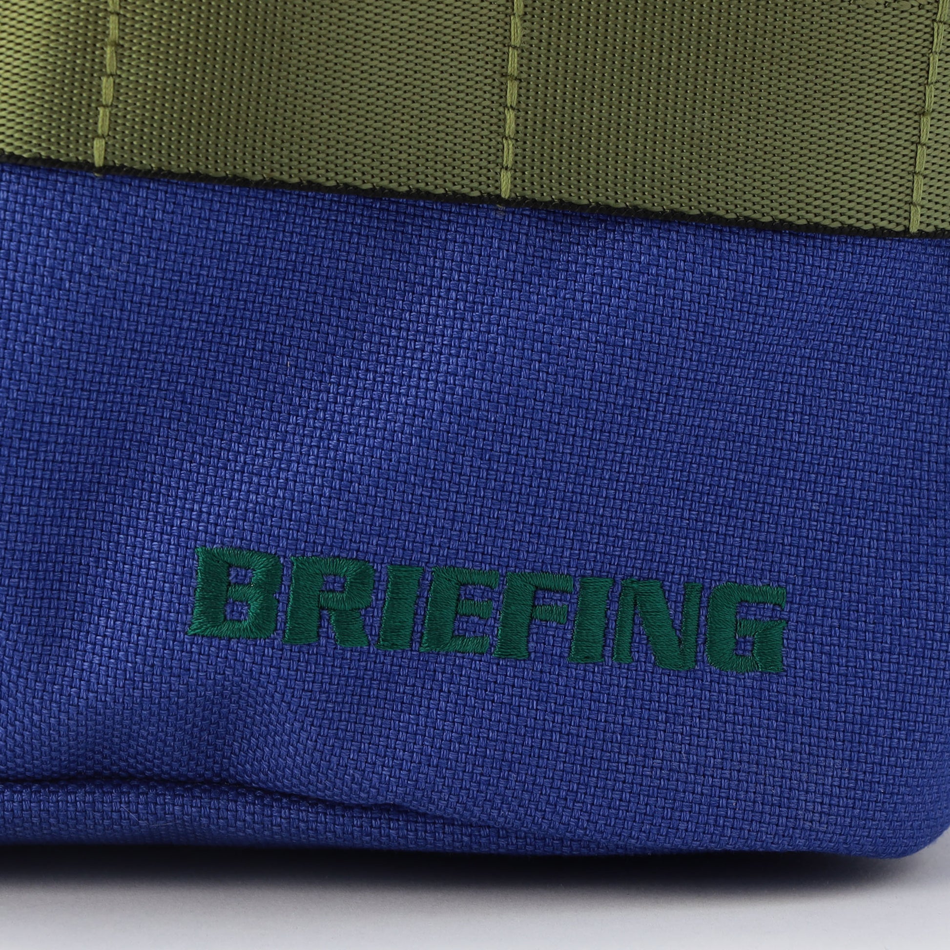 森をテーマとした、アウトドアアイテムにあるような配色を採用。おなじみBRIEFINGロゴもグリーンカラーで表現。
