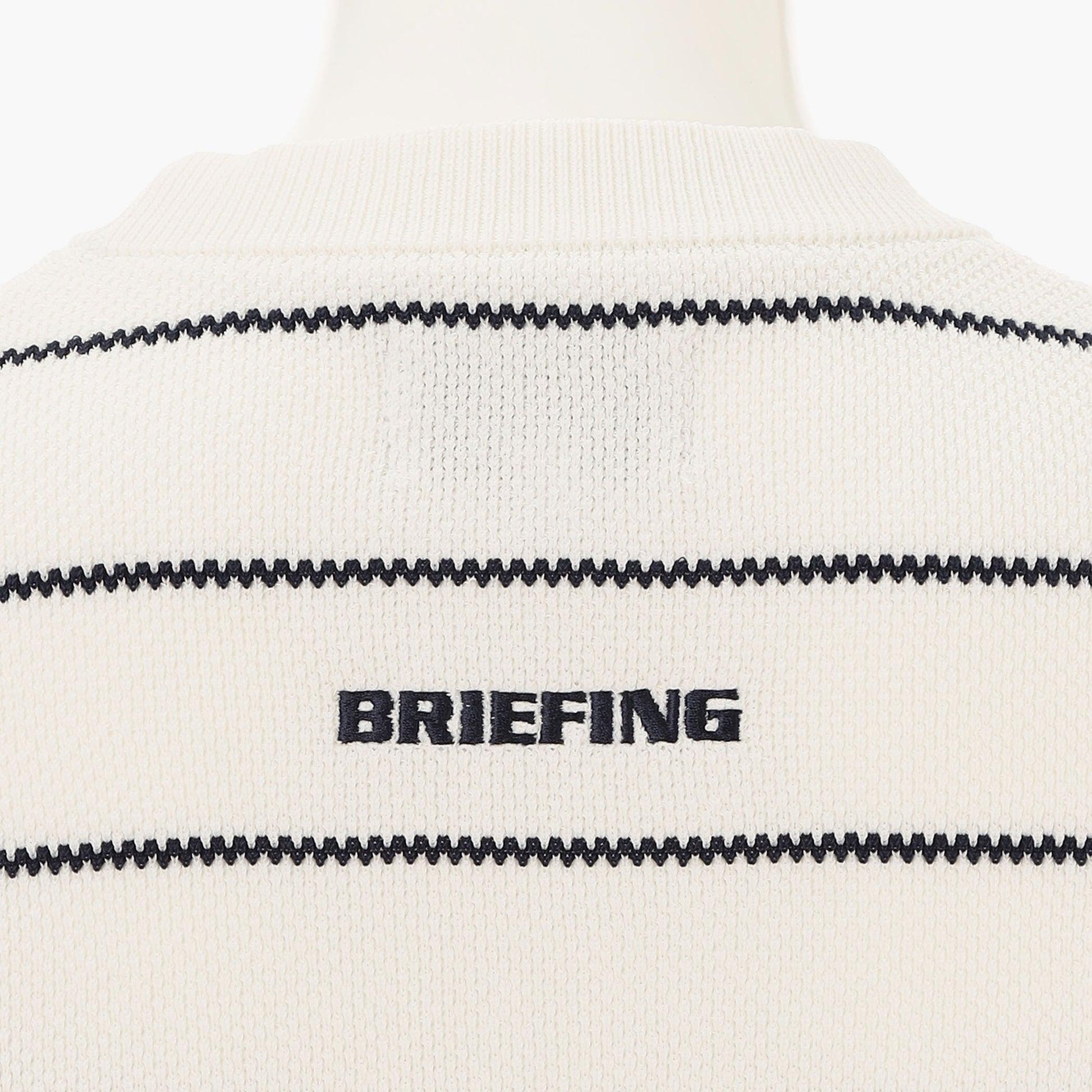 バックネックに配したBRIEFINGロゴがさりげないアクセントに。