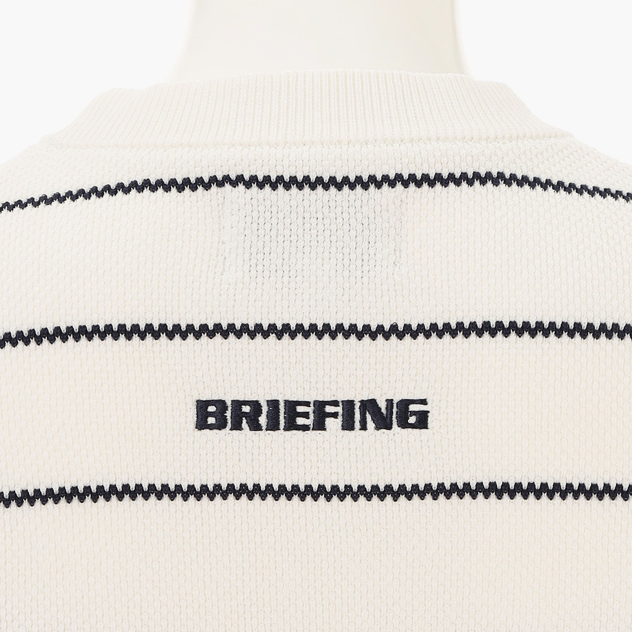 バックネックに配したBRIEFINGロゴがさりげないアクセントに。