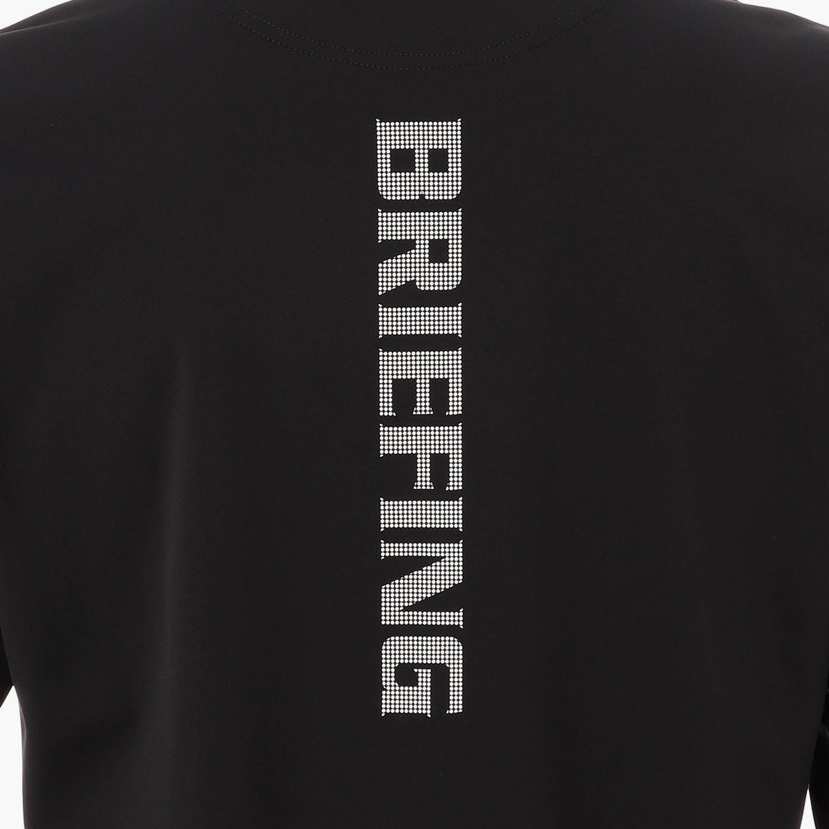 フロント、バックにBRIEFINGロゴを配置。