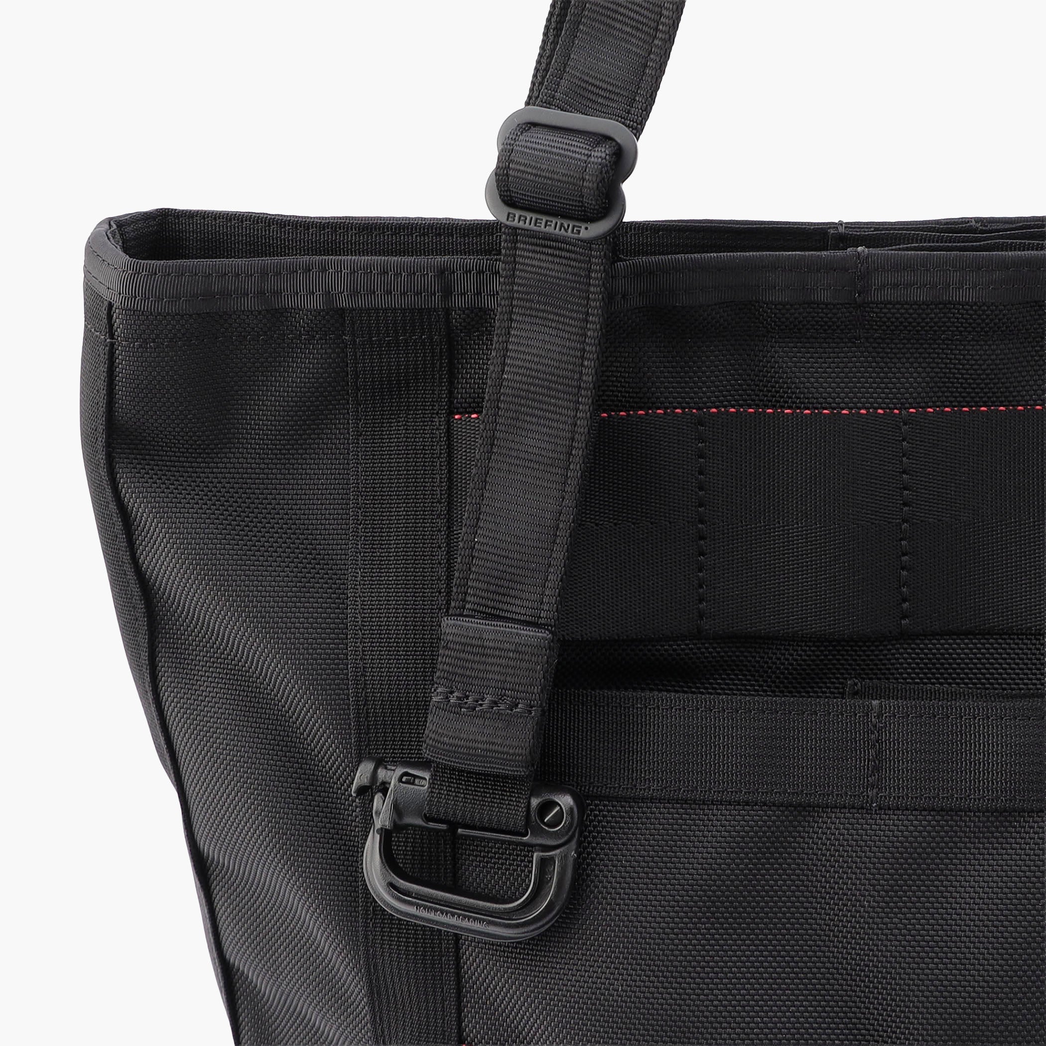 持ち手部分の長さを調節することで、手持ち、肩掛け、斜め掛けと3つのスタイルでお使いいただける3WAY仕様。この3WAYスタイルを一つの持ち手のみで実現できるので、見た目もスマート。