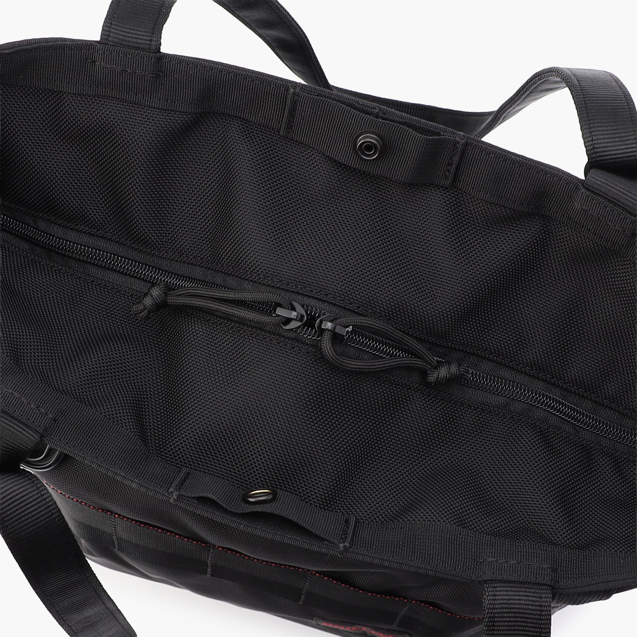 開口部はジップ仕様で中身を隠すことができるので、防犯上も安心。