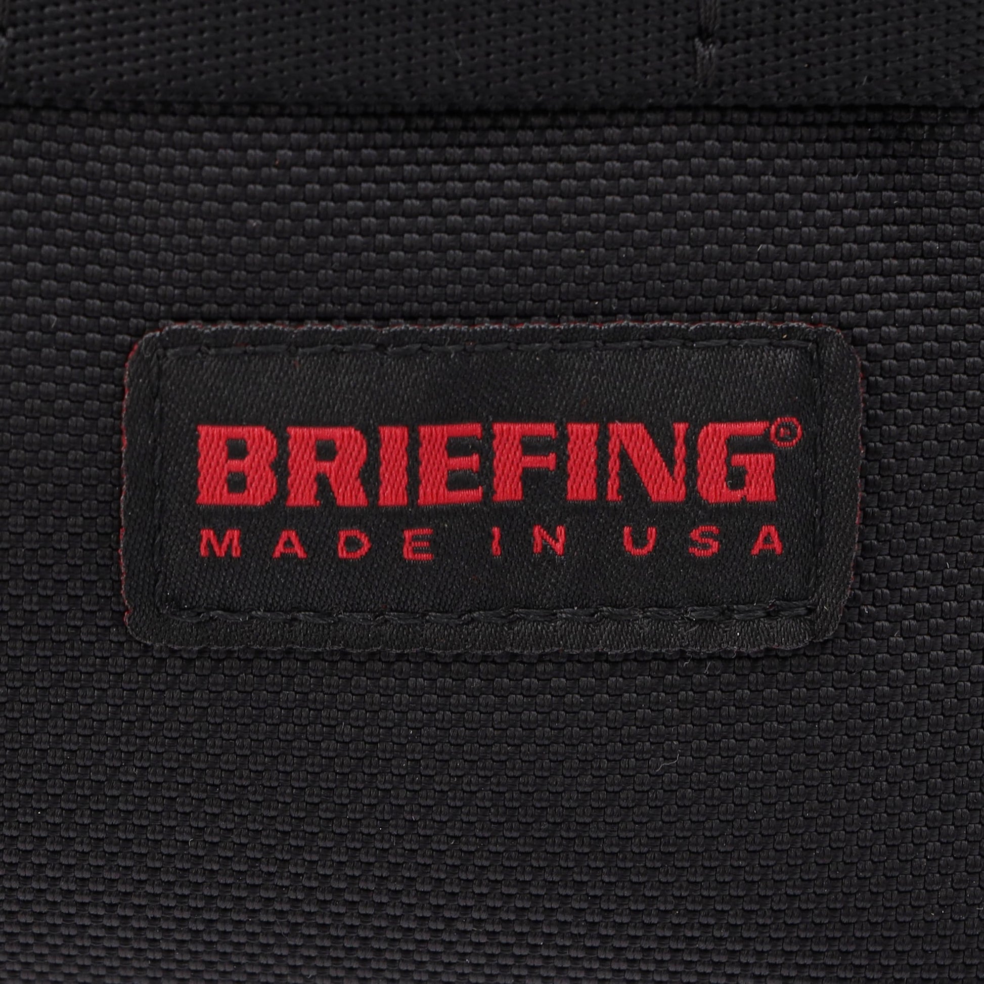 BRIEFINGが使用しているマテリアルの中で最もヘビーな、強度や耐久性,耐摩耗性に優れた「バリスティックナイロン」を採用。