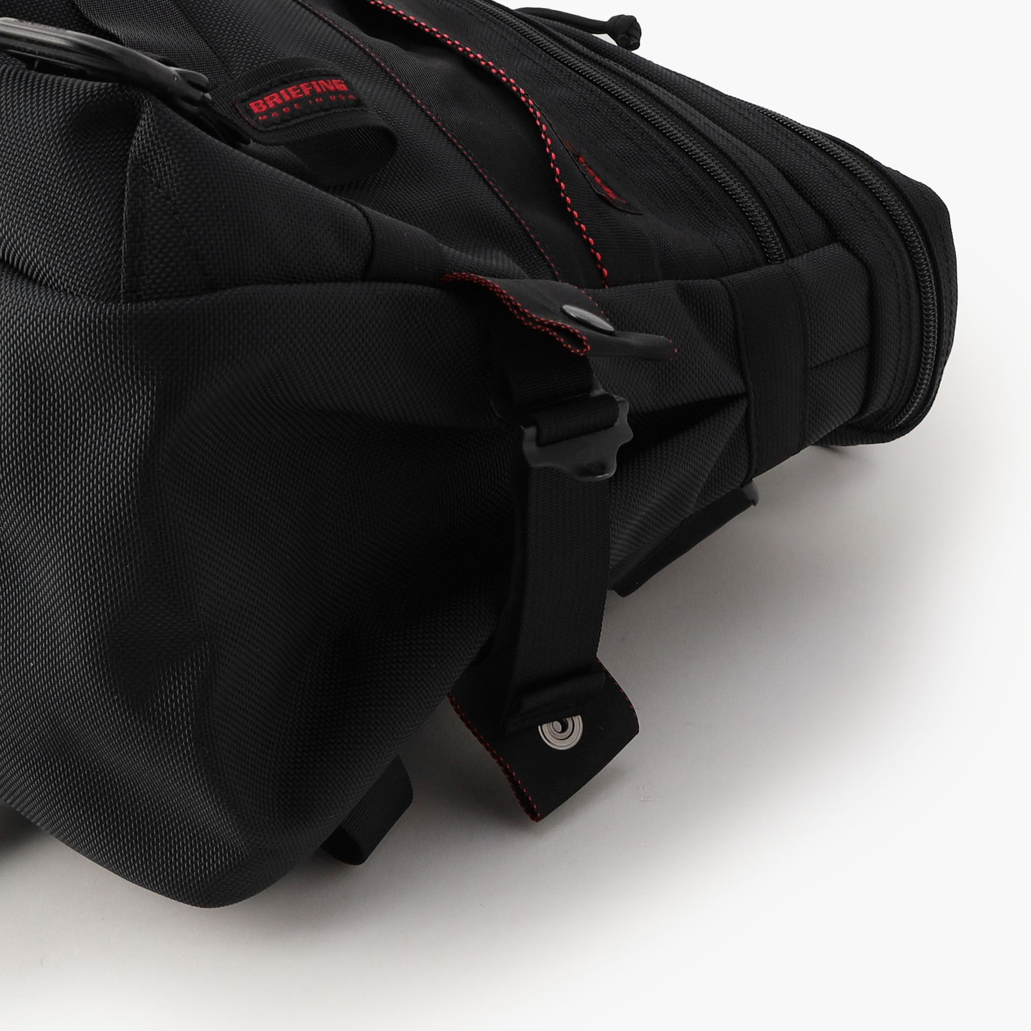 荷物の量に合わせて、ボディの両脇、底部に配したベルト・スナップボタンでマチ幅の調整が可能です。